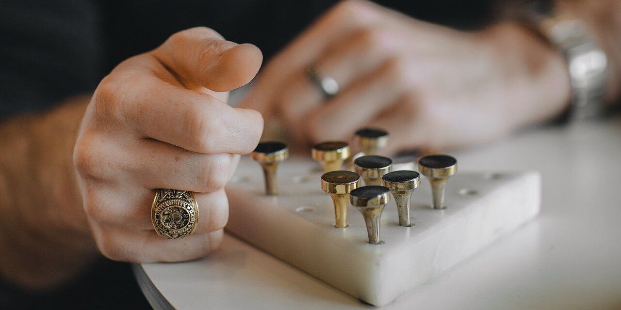 om welke vinger ring dragen