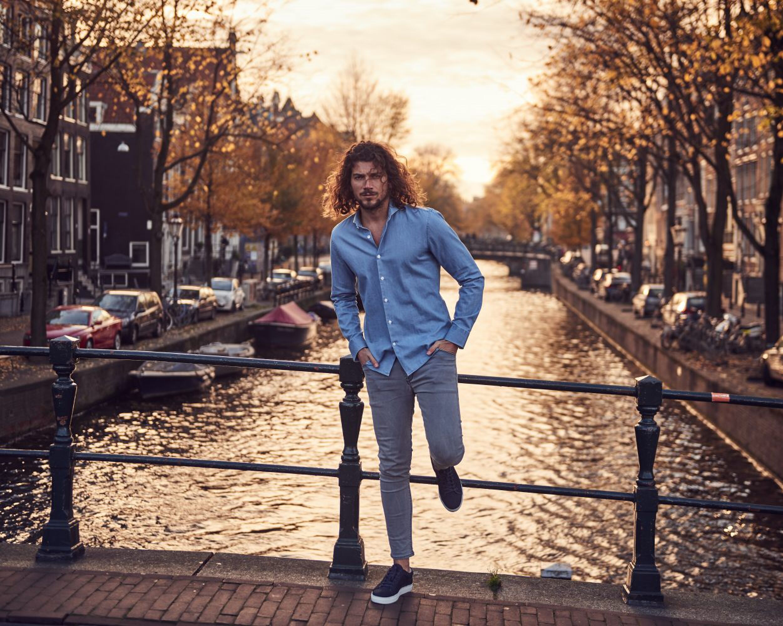Smart casual look Deze look verschilt niet enorm veel van de smnart look, maar oogt wel degelijk anders. Dit alleen maar door één simpele aanpassing: het open laten hangen van het overhemd. Dit geeft je gehele look een wat relaxtere uitstraling. Draag hieronder een wit T-shirt met lange mouw om jezelf goed warm te houden. Denim overhemd shirt heren MAN MAN