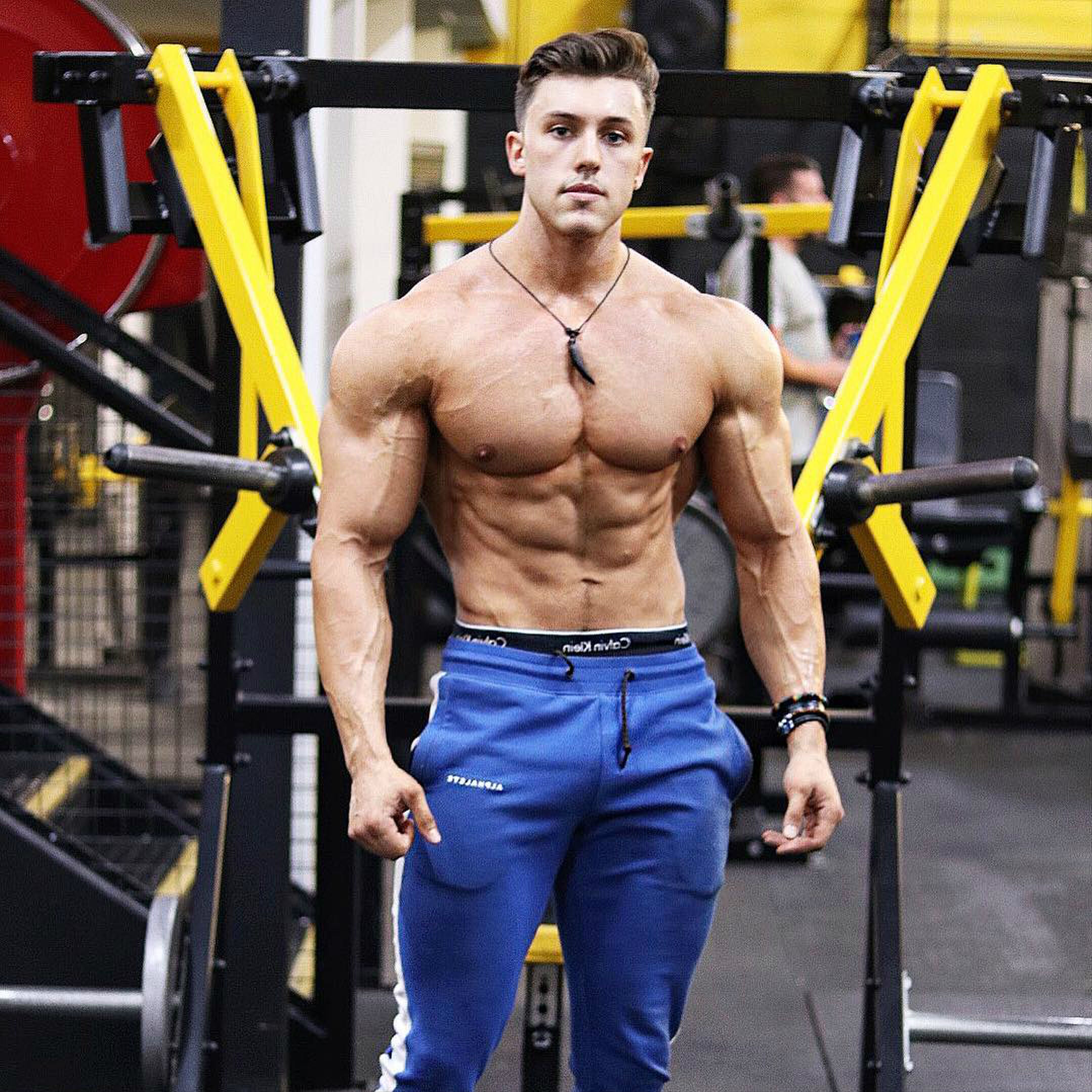 Zo herken je iemand die anabolen gebruikt MAN MAN