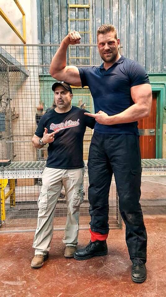Dit is hoe ''The Dutch Giant'' 70 kilogram is aangekomen in 8 jaar tijd MAN MAN