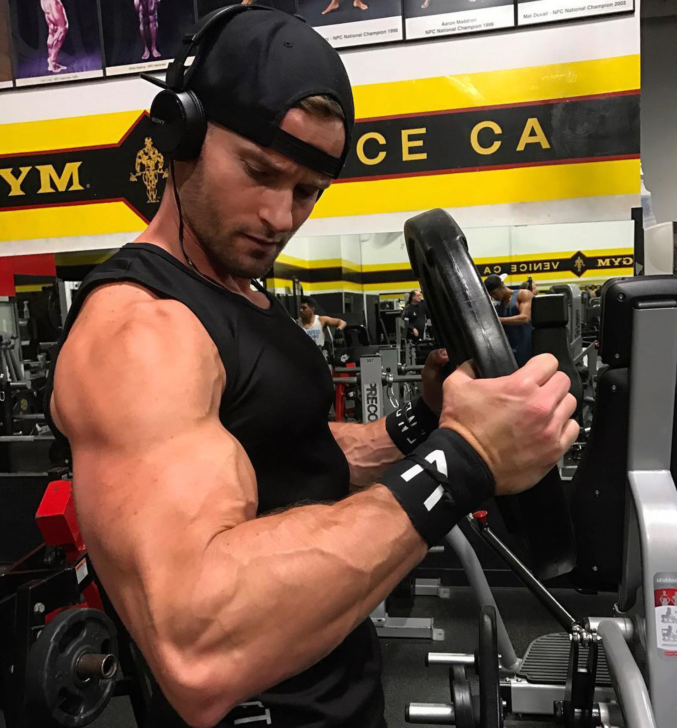 Het verschil tussen isolatie en compound oefeningen voor spiergroei MAN MAN