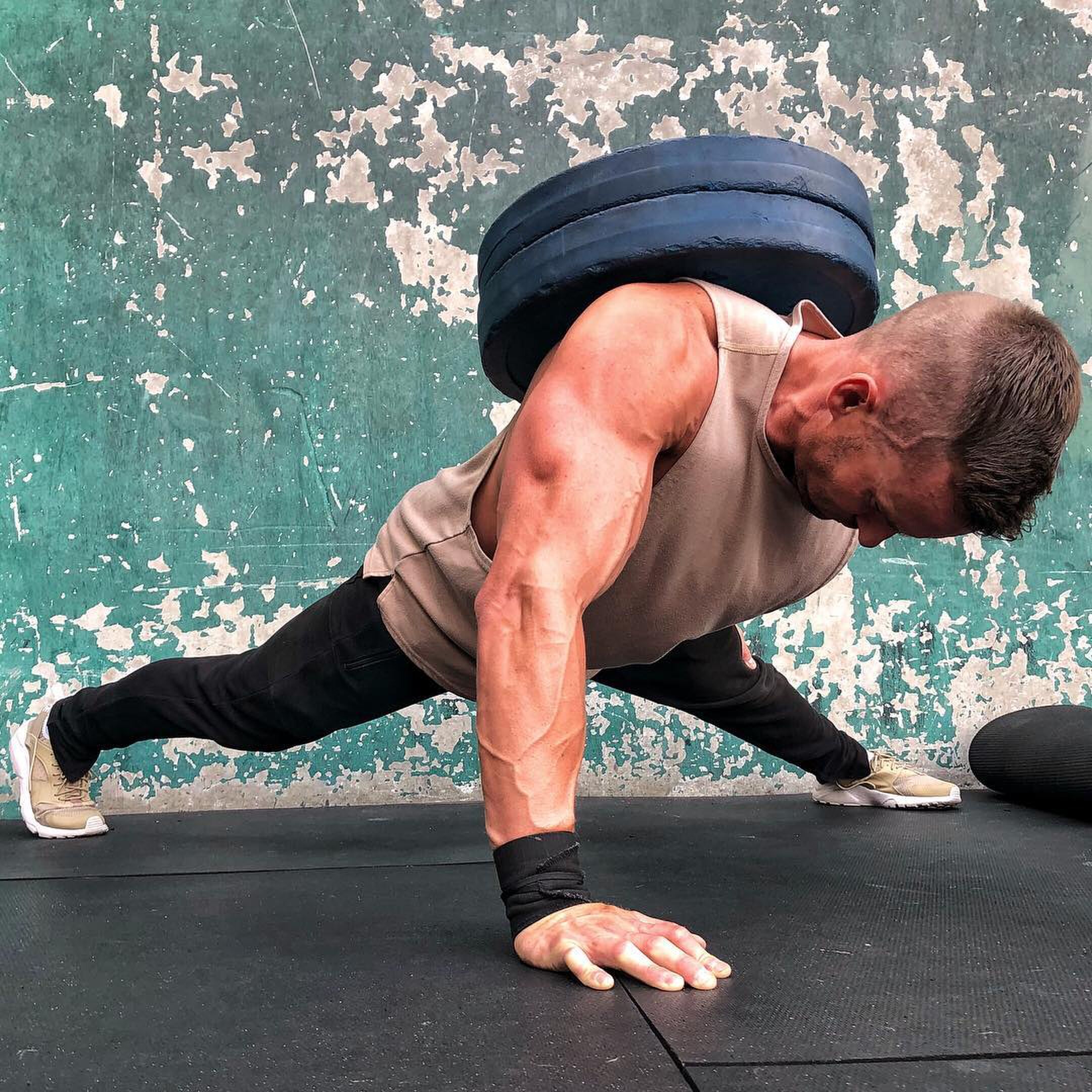 Het verschil tussen isolatie en compound oefeningen voor spiergroei MAN MAN