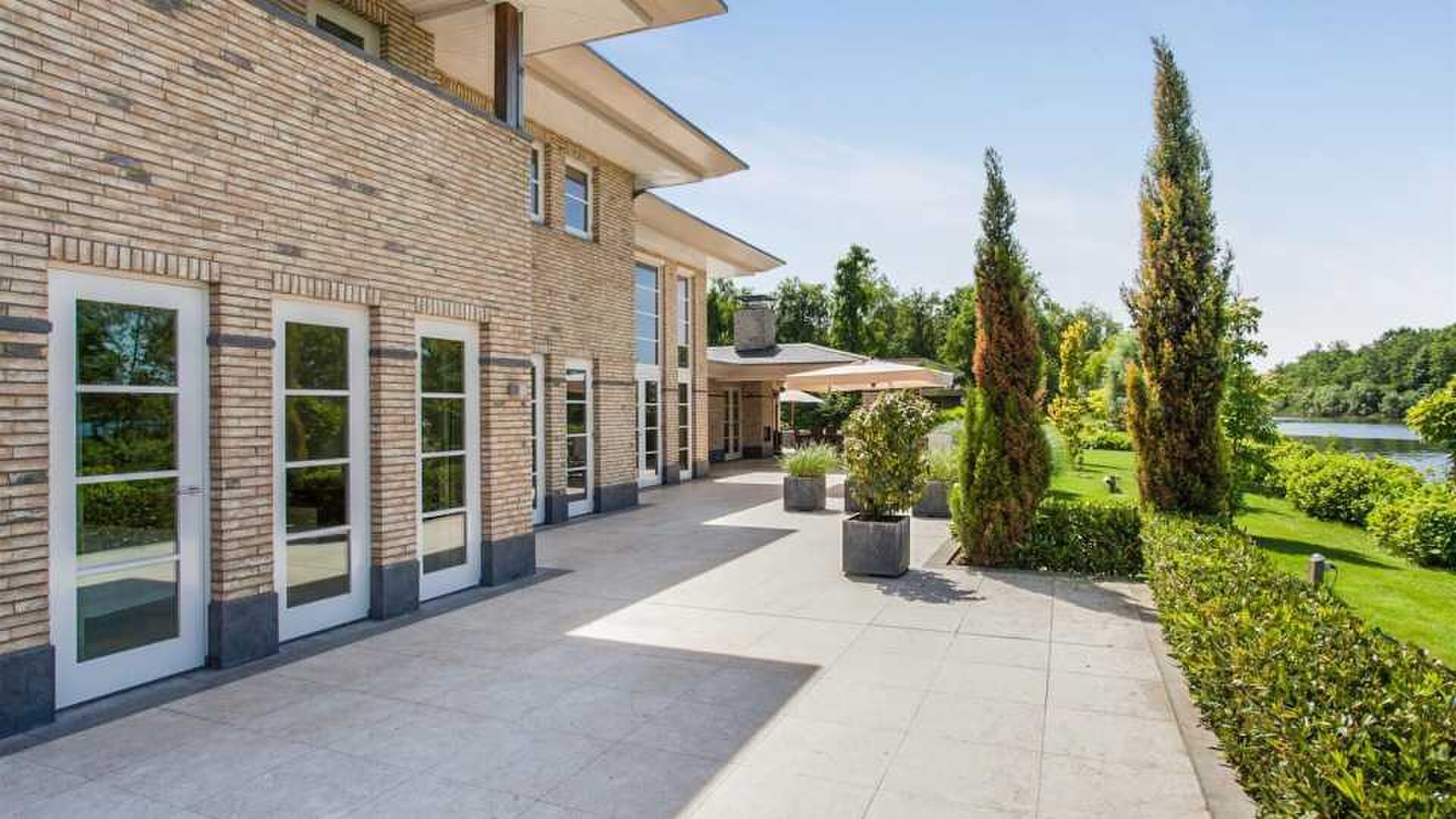 Buiten de villa