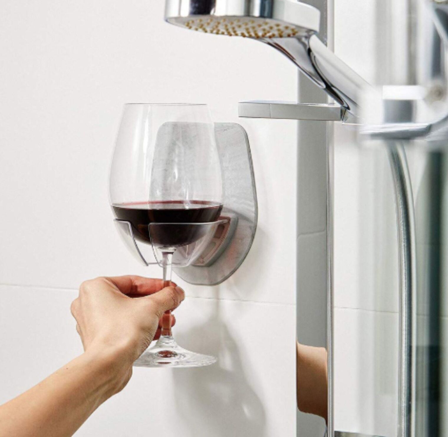 wijnhouder glas wijn douche