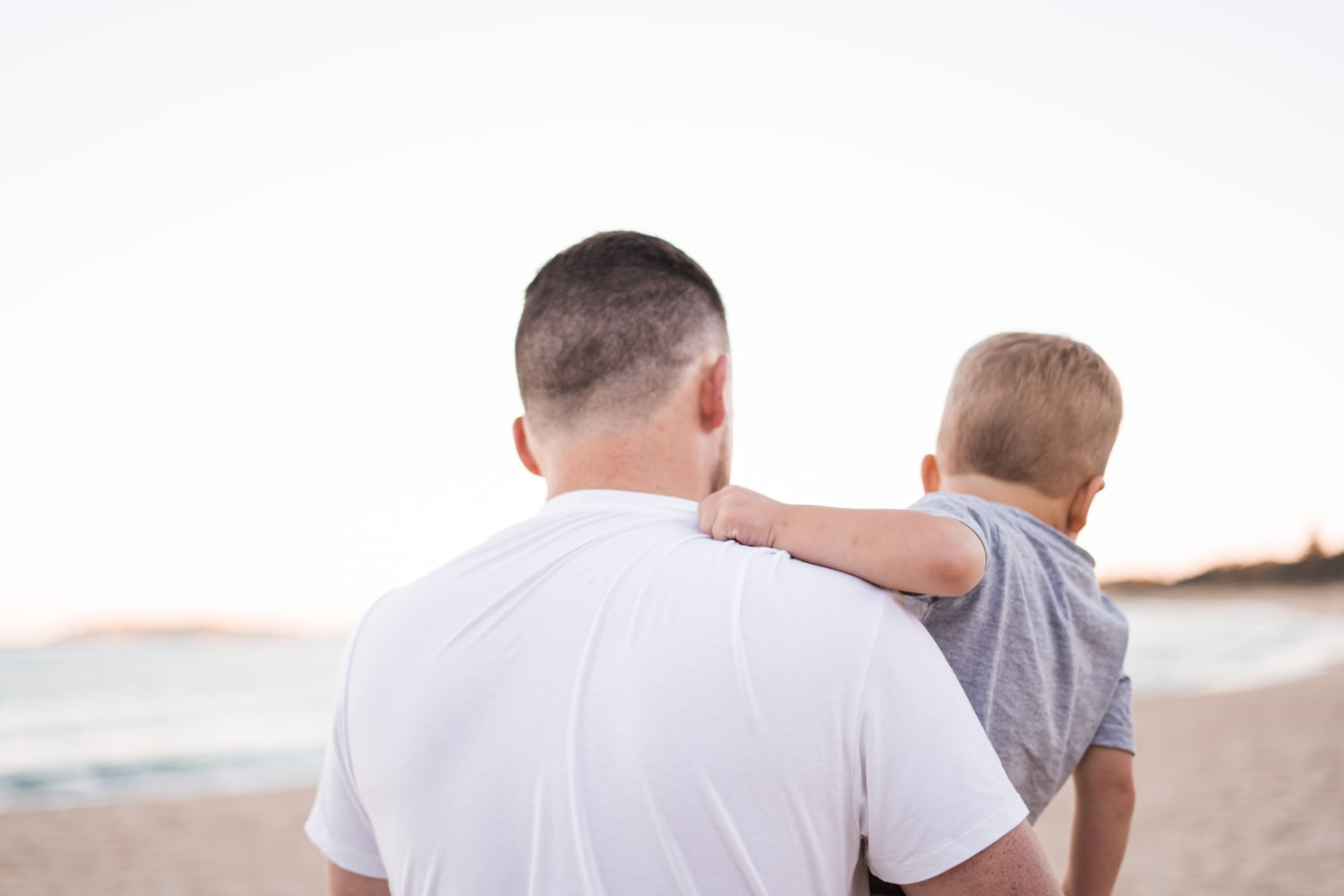 kinderen kennismaken met nieuwe vriendin