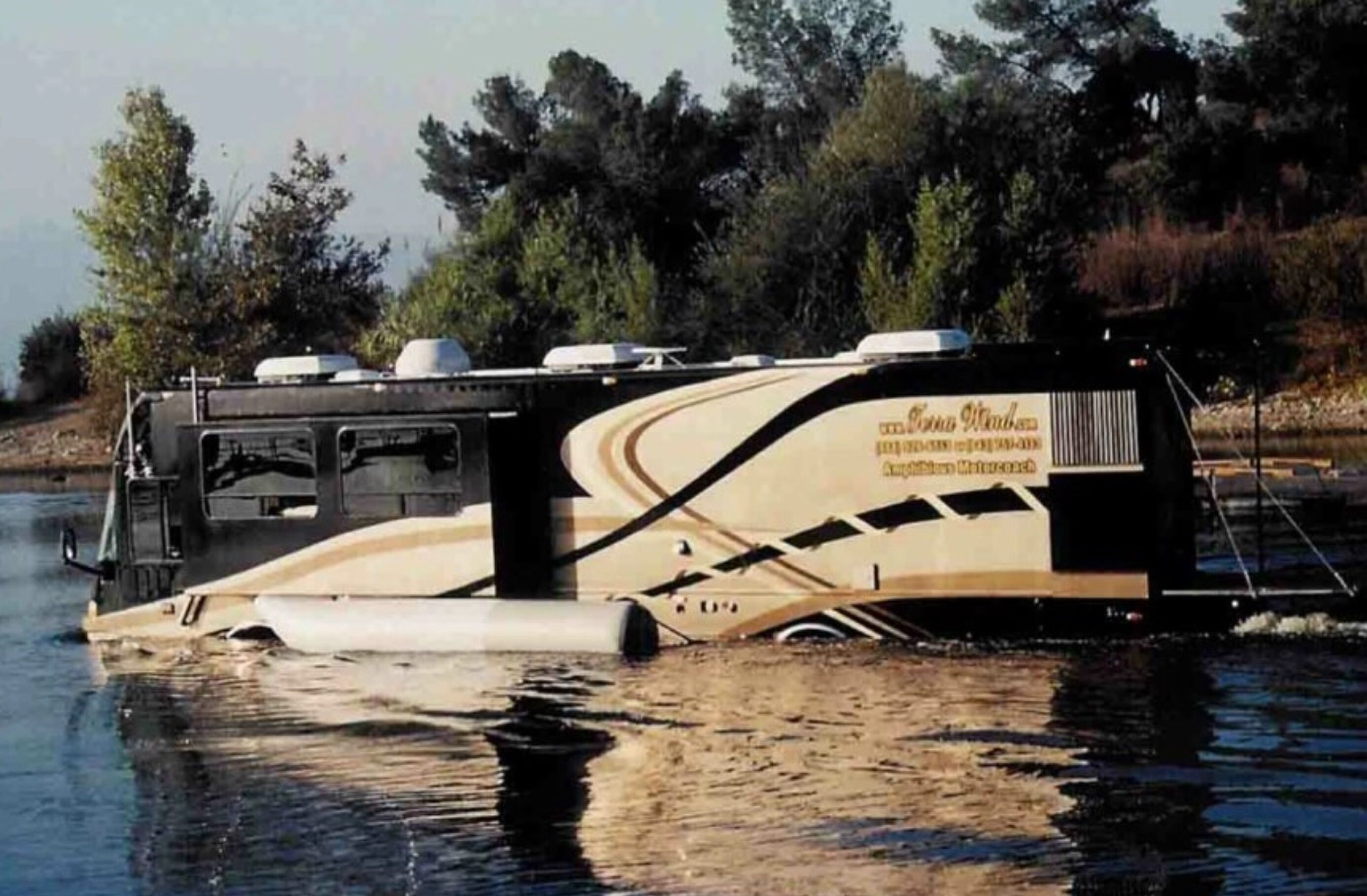 camper gaat te water