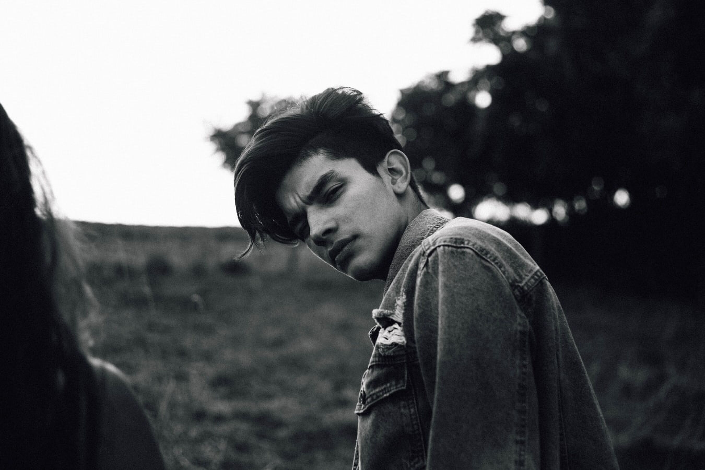 dun haar man zwart wit