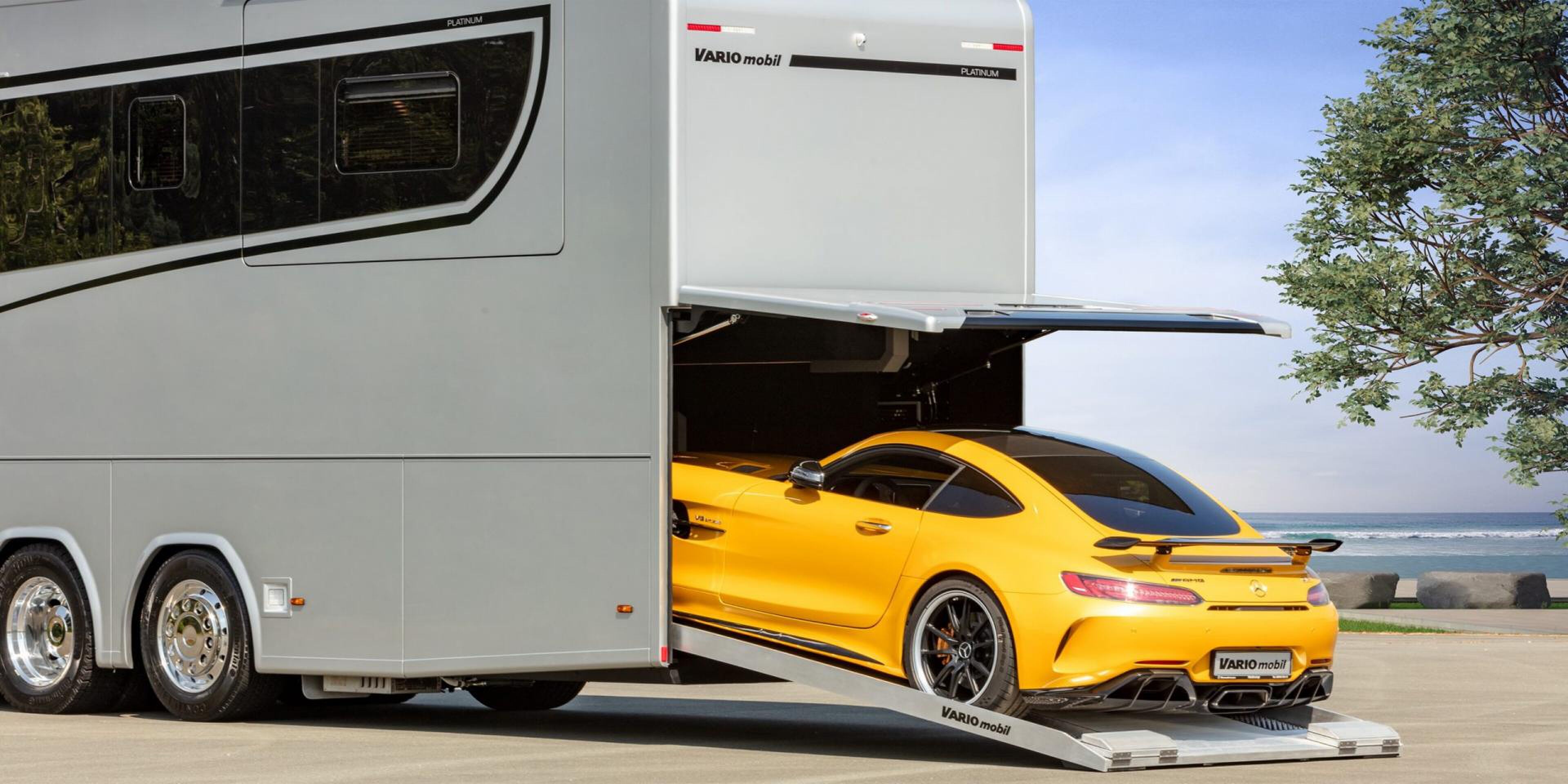 porsche 911 parkeert in camper