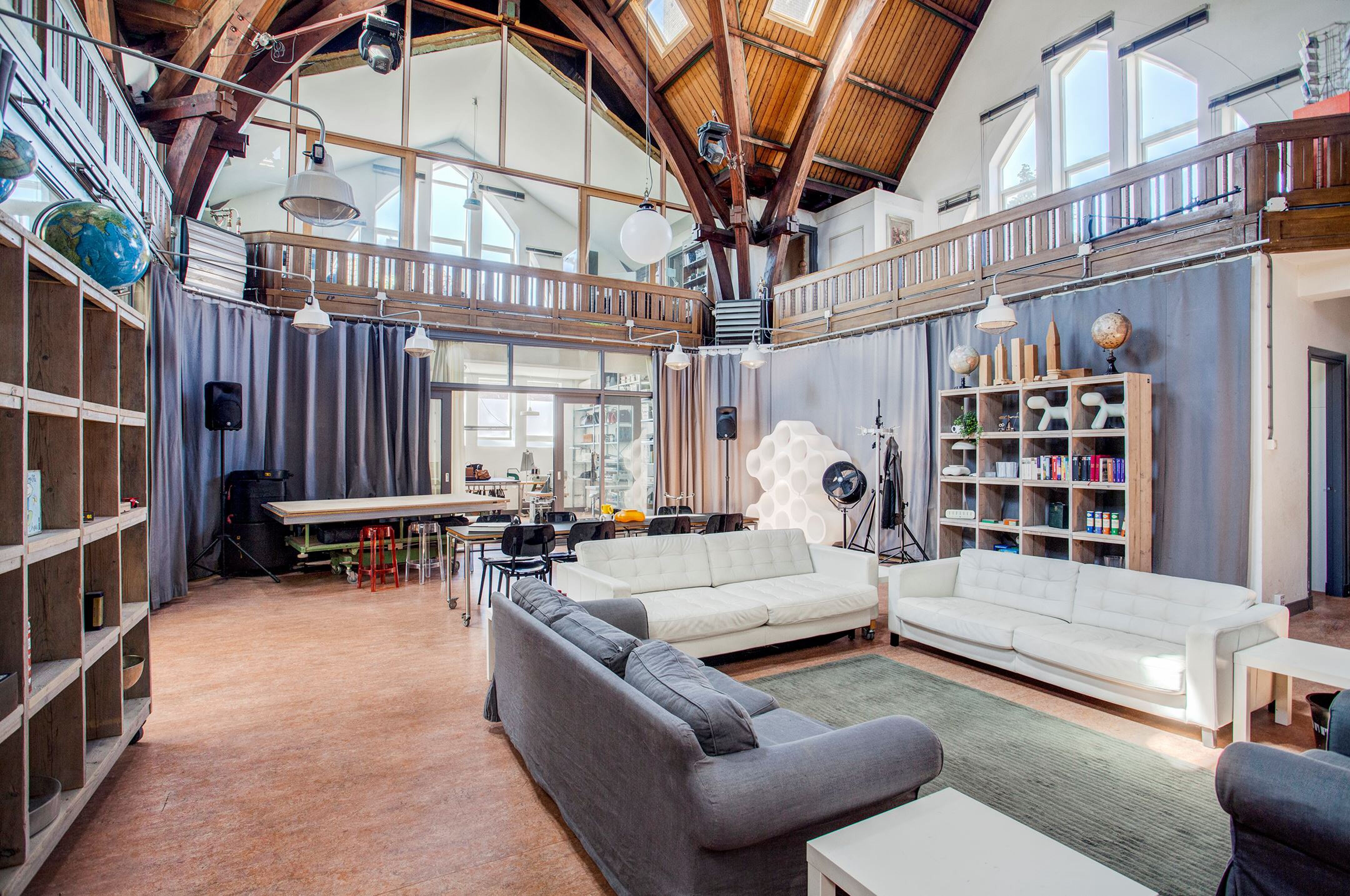 woonkamer van de kerk die te koop staat op funda