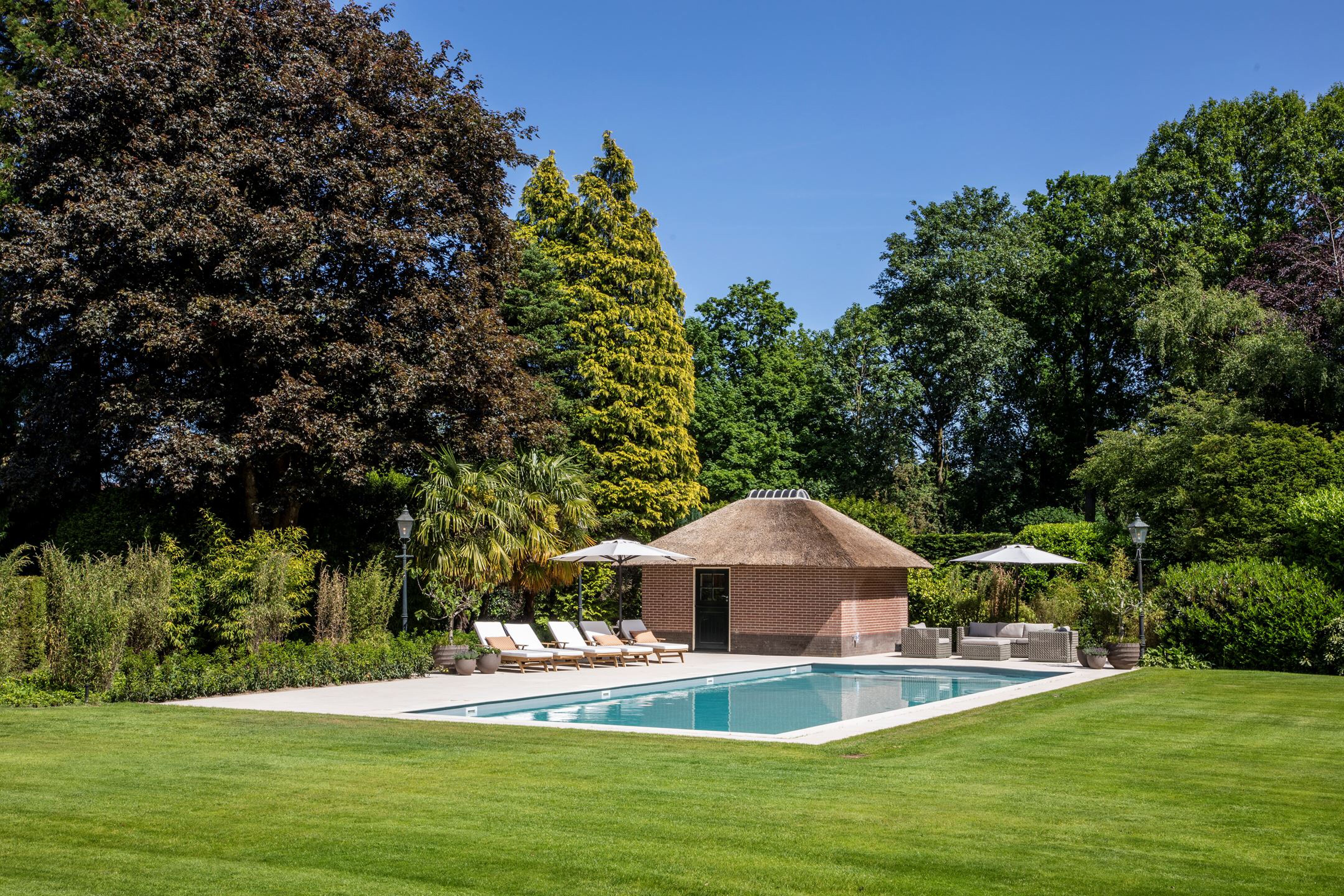 zwembad van de villa met zwembadhuisje