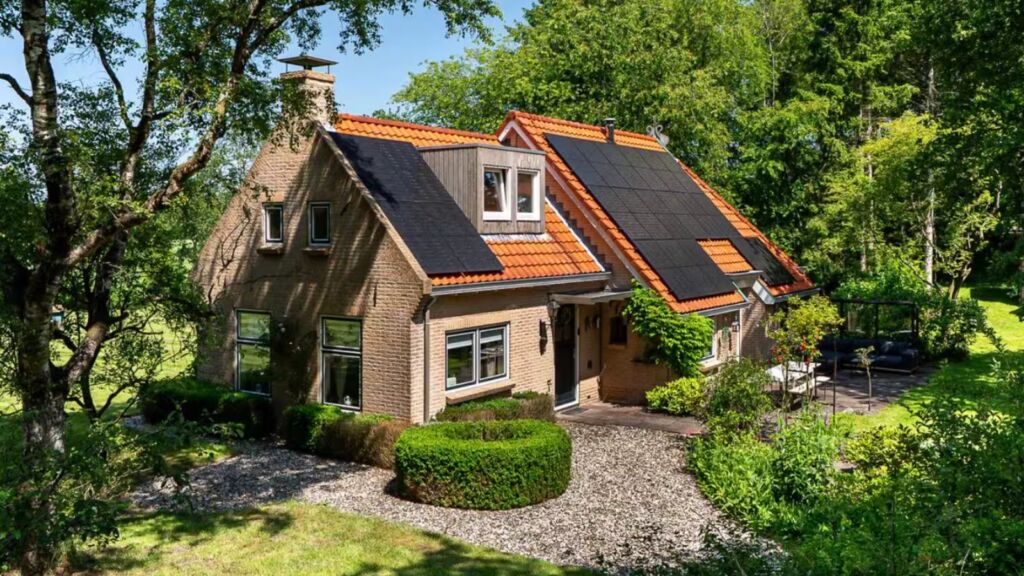 Presentator Arjen Lubach verkoopt zijn Friese woonboerderij met een bizar dikke winst