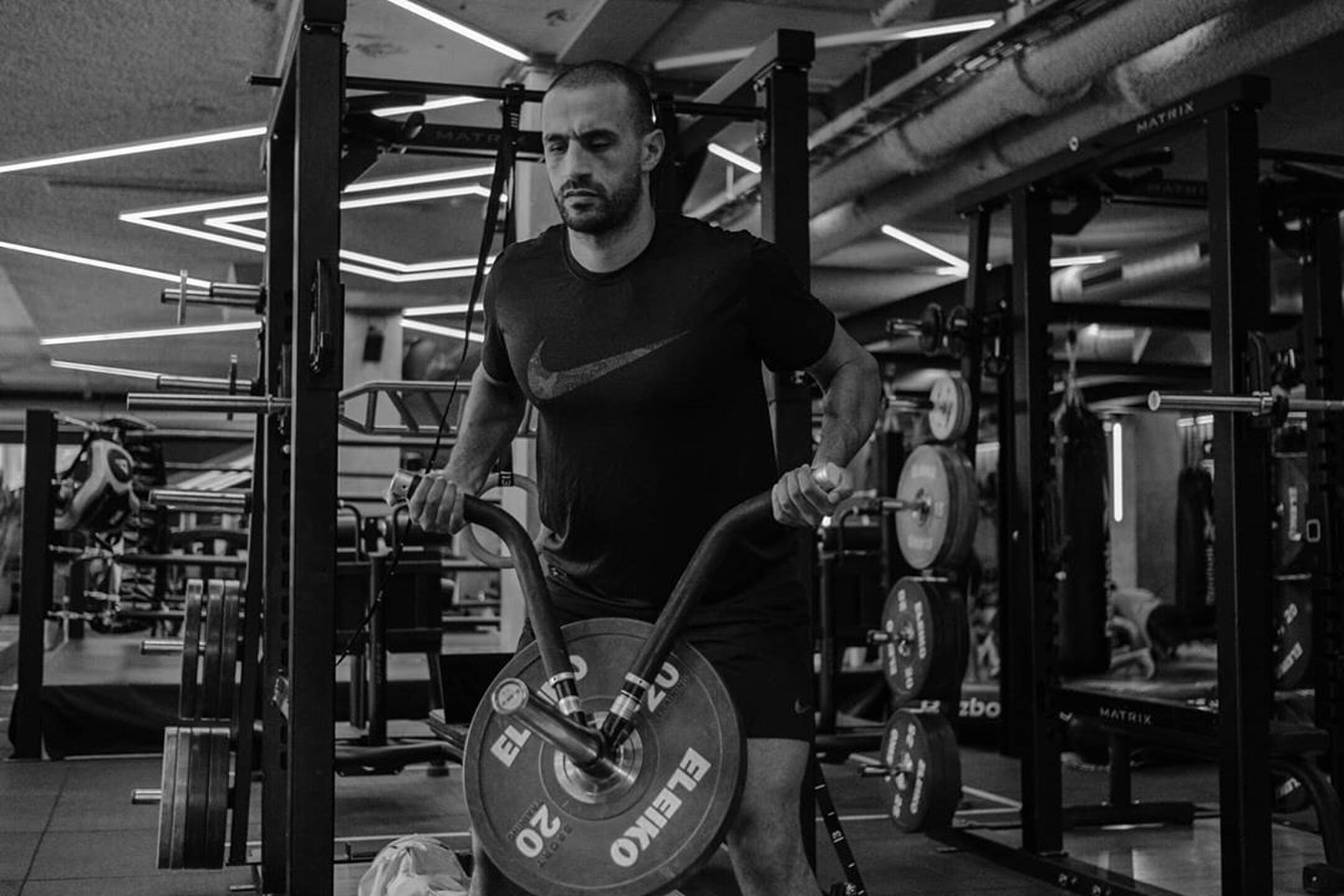 Badr Hari traint oefeningen
