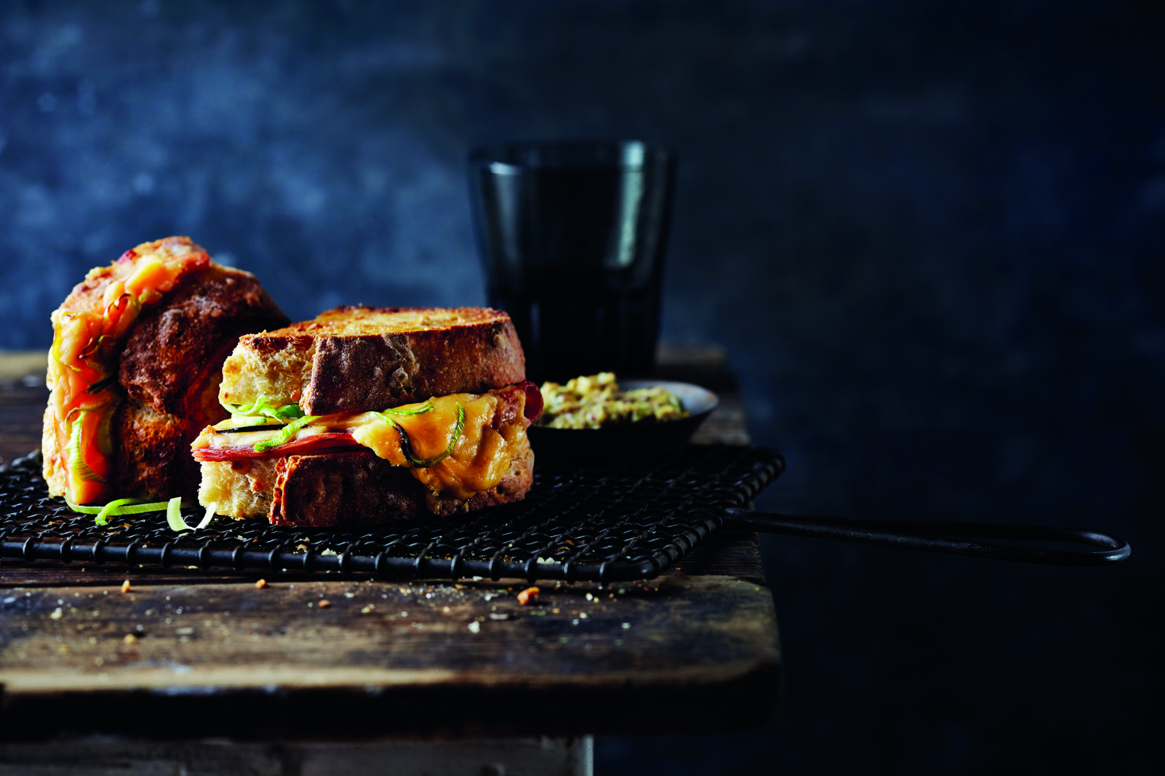 Bereiding Leg een snee brood op een plank en besmeer deze met mayonaise. Smeer goed uit. Draai de snede om en beleg deze met kaas en ham. Snijd de prei in dunne ringen en leg deze op de tosti’s. Dek de tosti af met de overige snede brood, met de mayonaisekant naar boven. Verwarm een koekenpan en bak hierin je tosti tot hij een mooie bruine korst heeft. Draai op de andere kant en herhaal dit. Serveer met pittige mosterd of ketchup. Eetsmakelijk