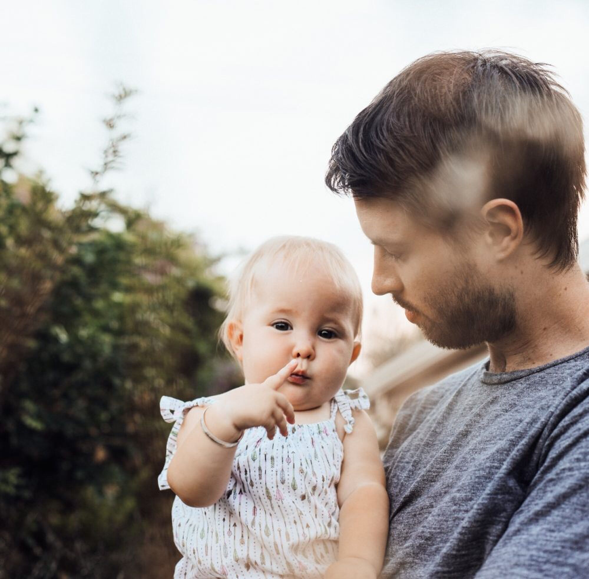 pasgeboren baby slaapt niet