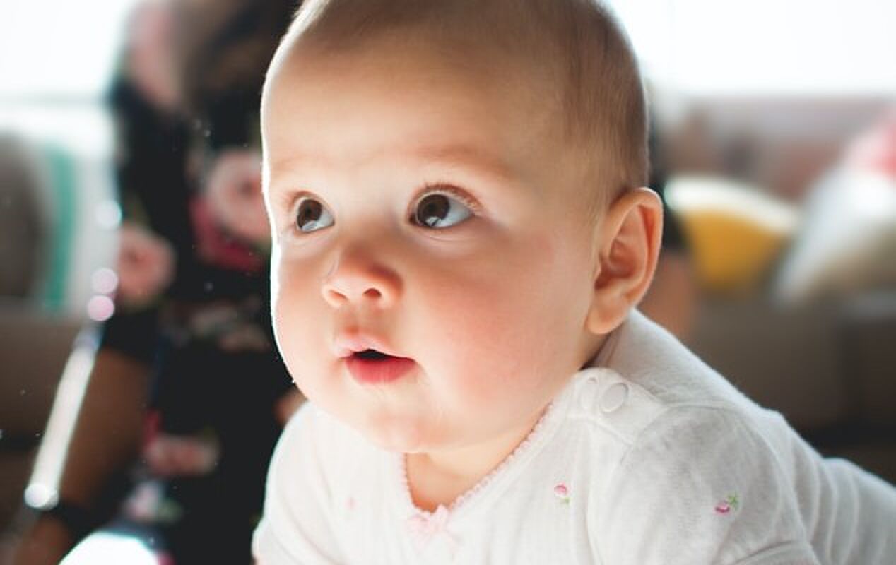 wanneer leert een baby kruipen staan en lopen