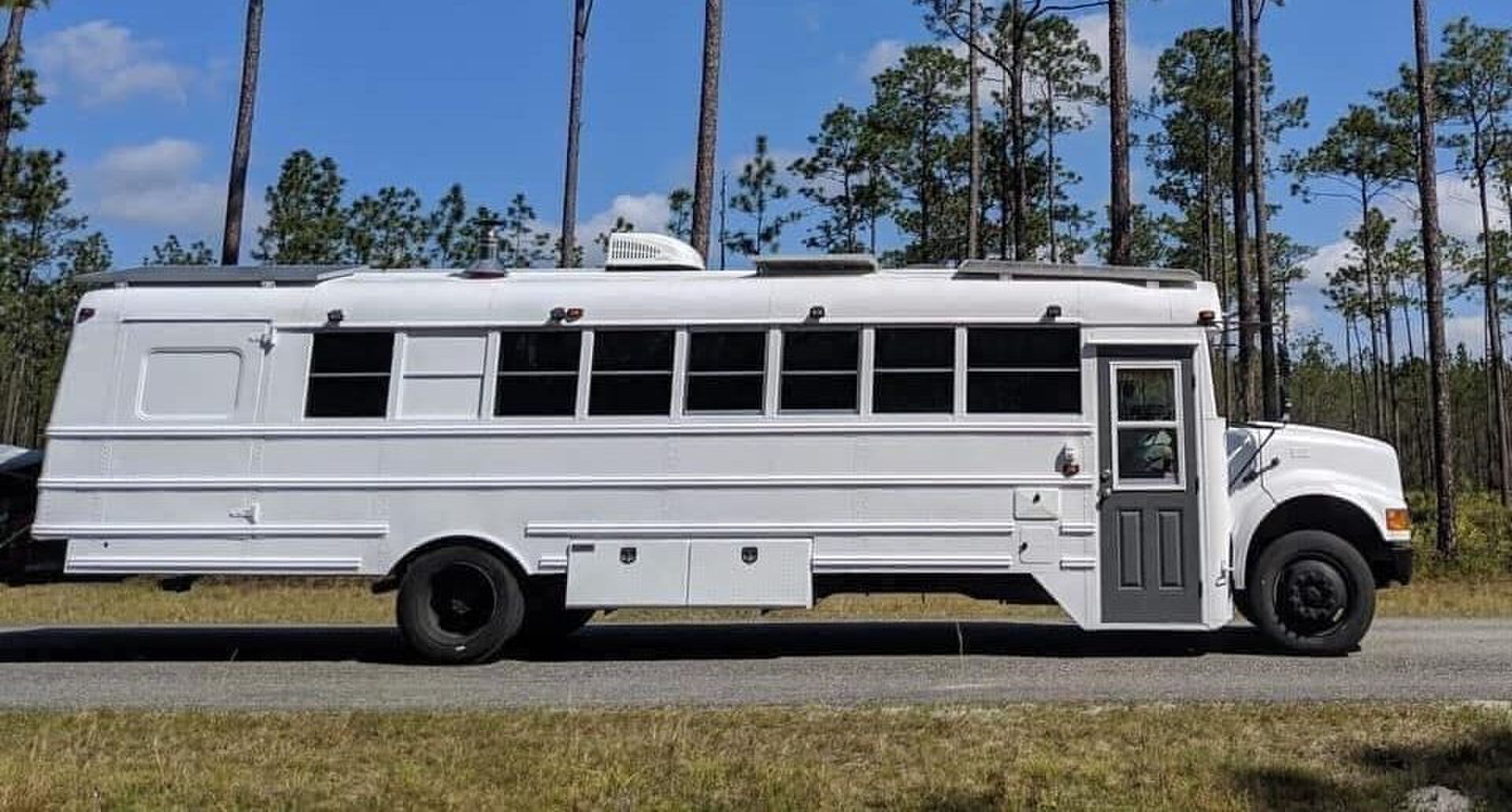 camper schoolbus wit