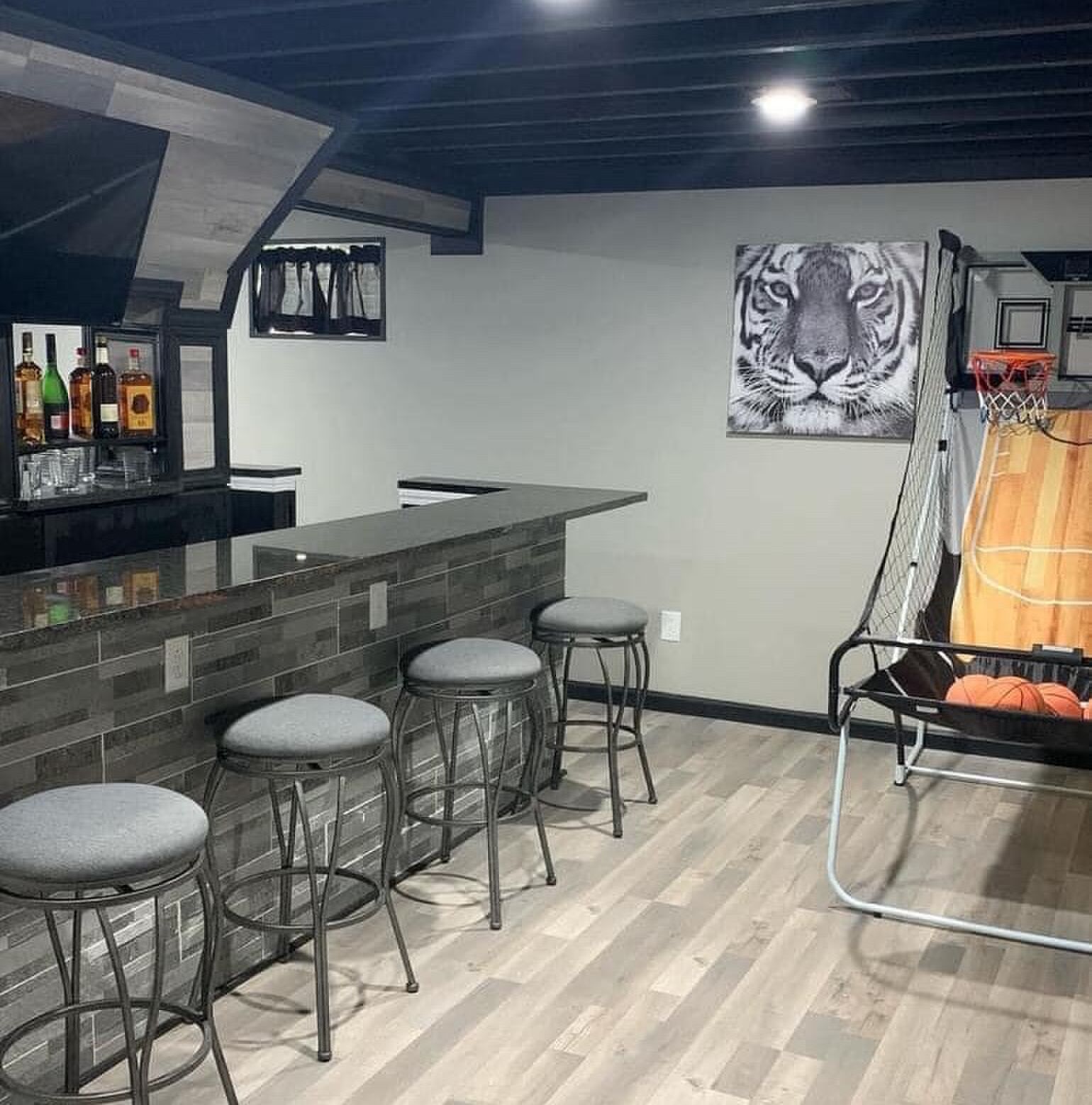 zieke mannengrot onder het huis