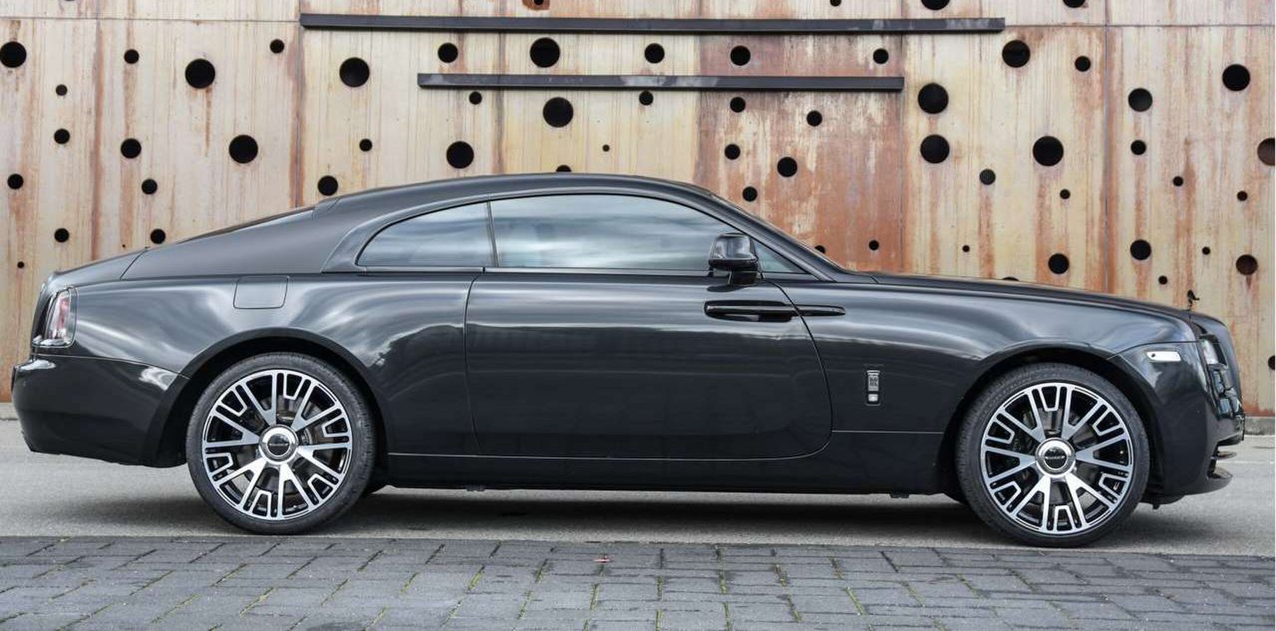 zijkant rolls royce boef