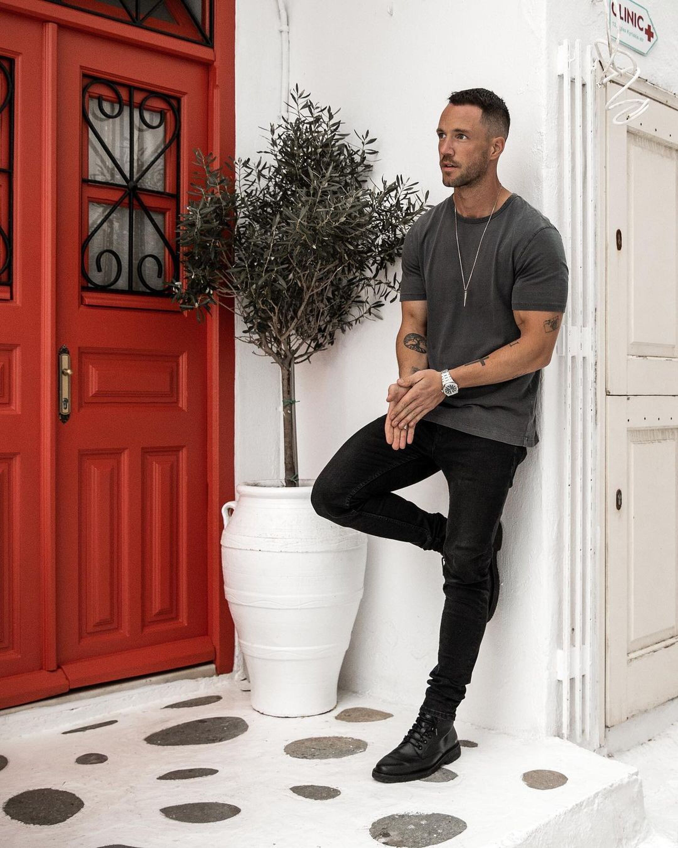 Dunne armen gespierd laten lijken met kleding