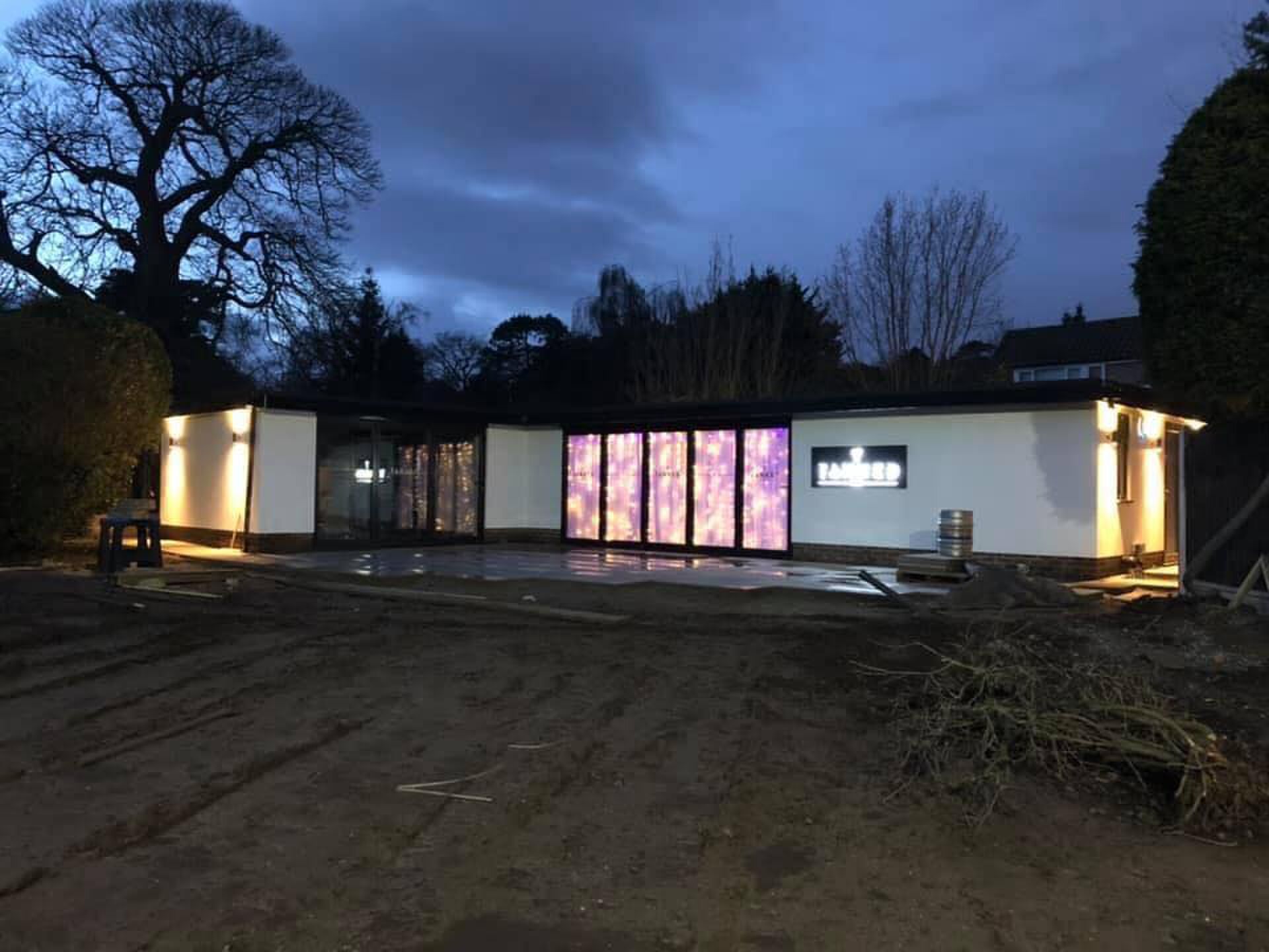 Man bouwt hele lounge bar in zijn achtertuin