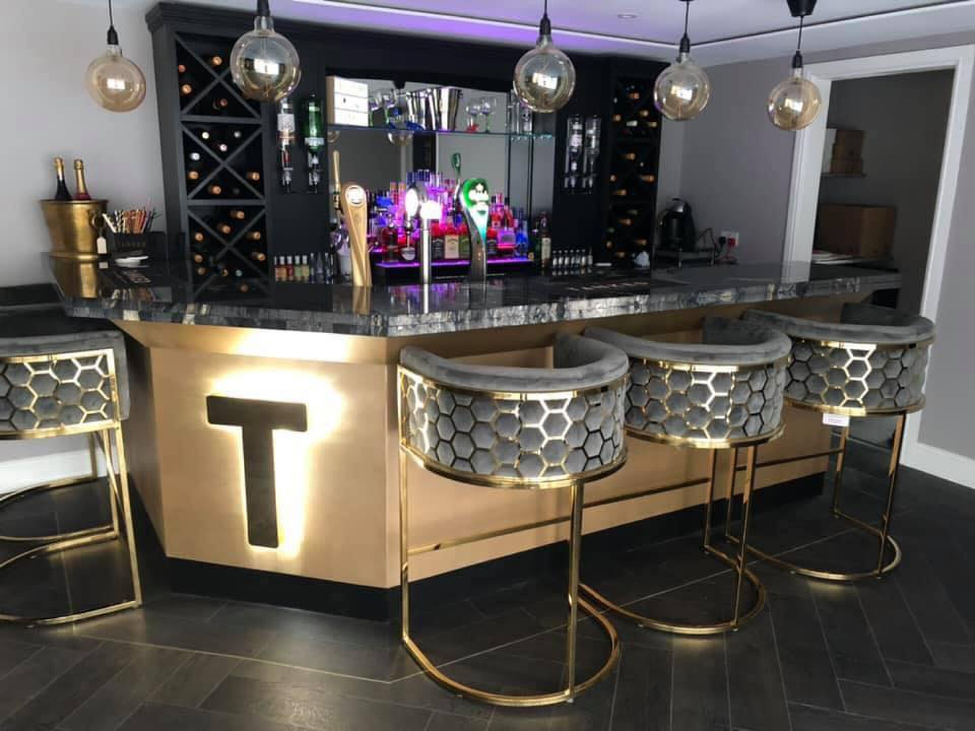 Man bouwt hele lounge bar in zijn achtertuin