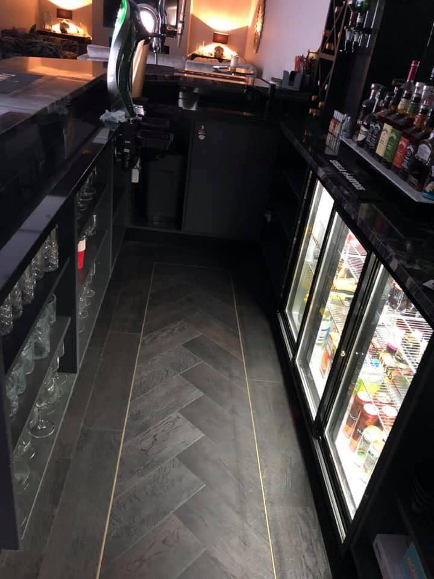 Man bouwt hele lounge bar in zijn achtertuin