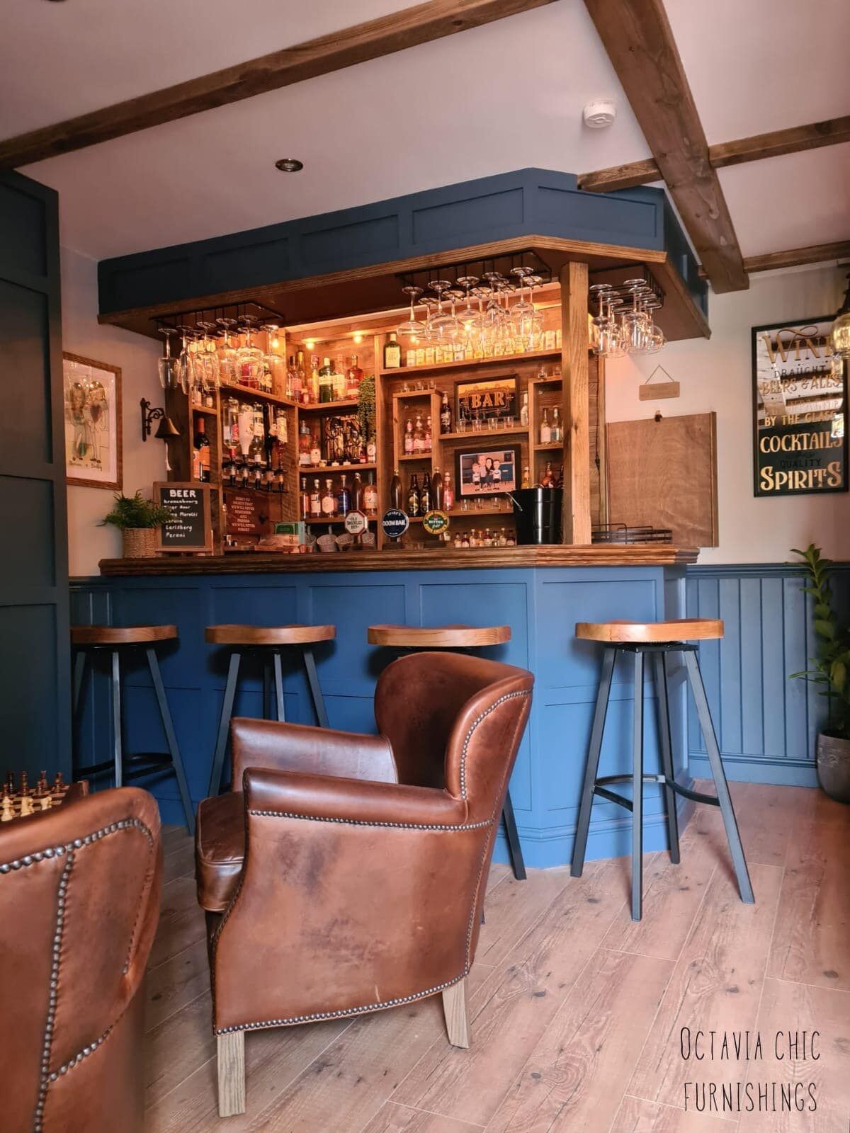 Man bouwt garage om tot pub