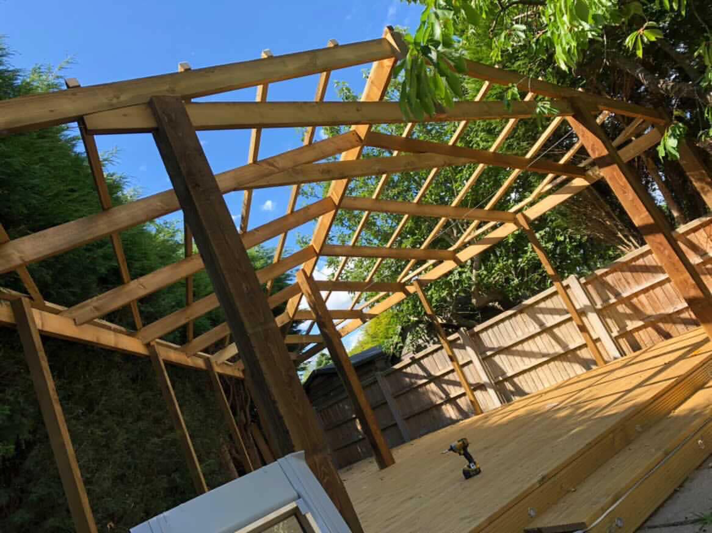 Man bouwt 'steakhouse' met pizzaoven en bar in zijn achtertuin