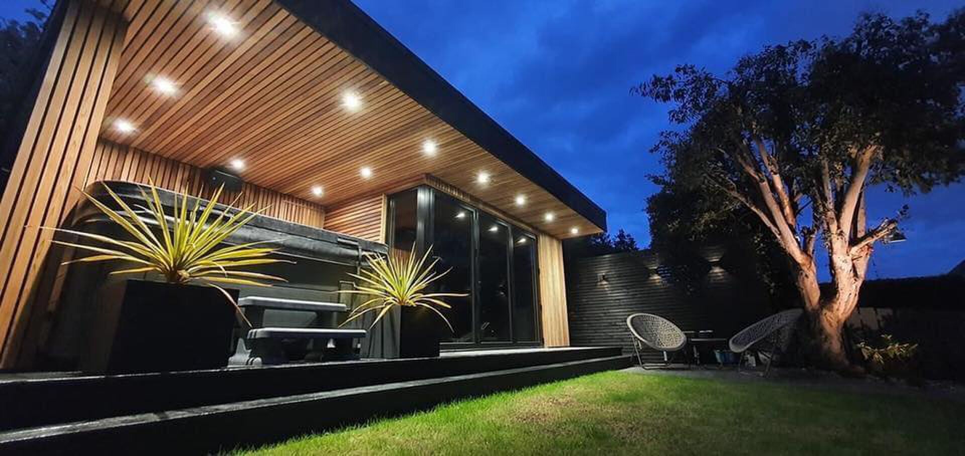 Man bouwt ultieme Game and Chill Mancave in de achtertuin