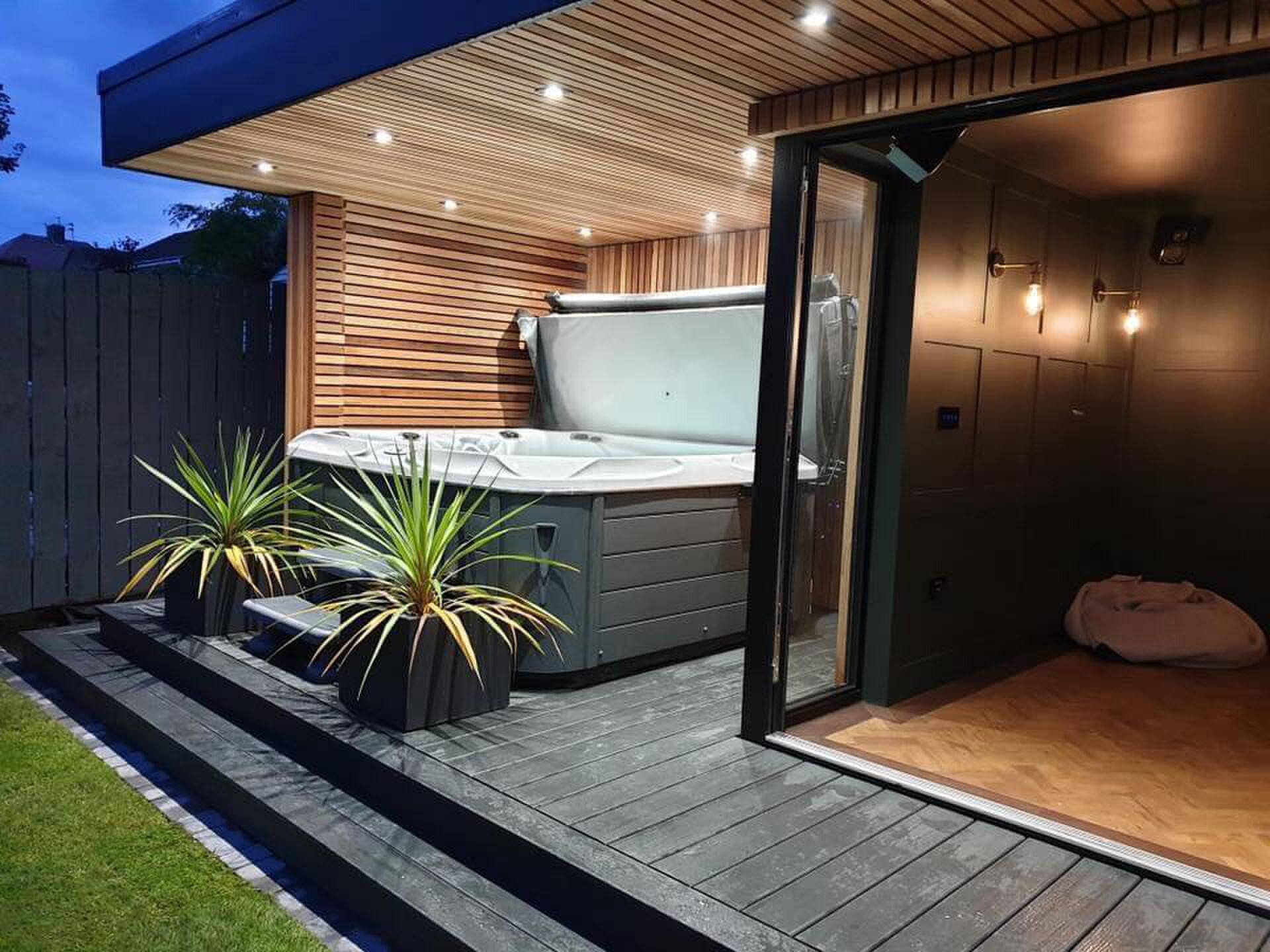 Man bouwt ultieme Game and Chill Mancave in de achtertuin