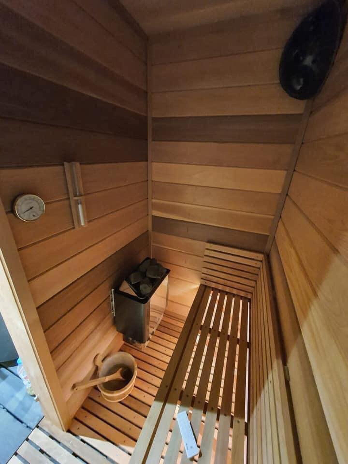 Man bouwt ultieme Game and Chill Mancave in de achtertuin