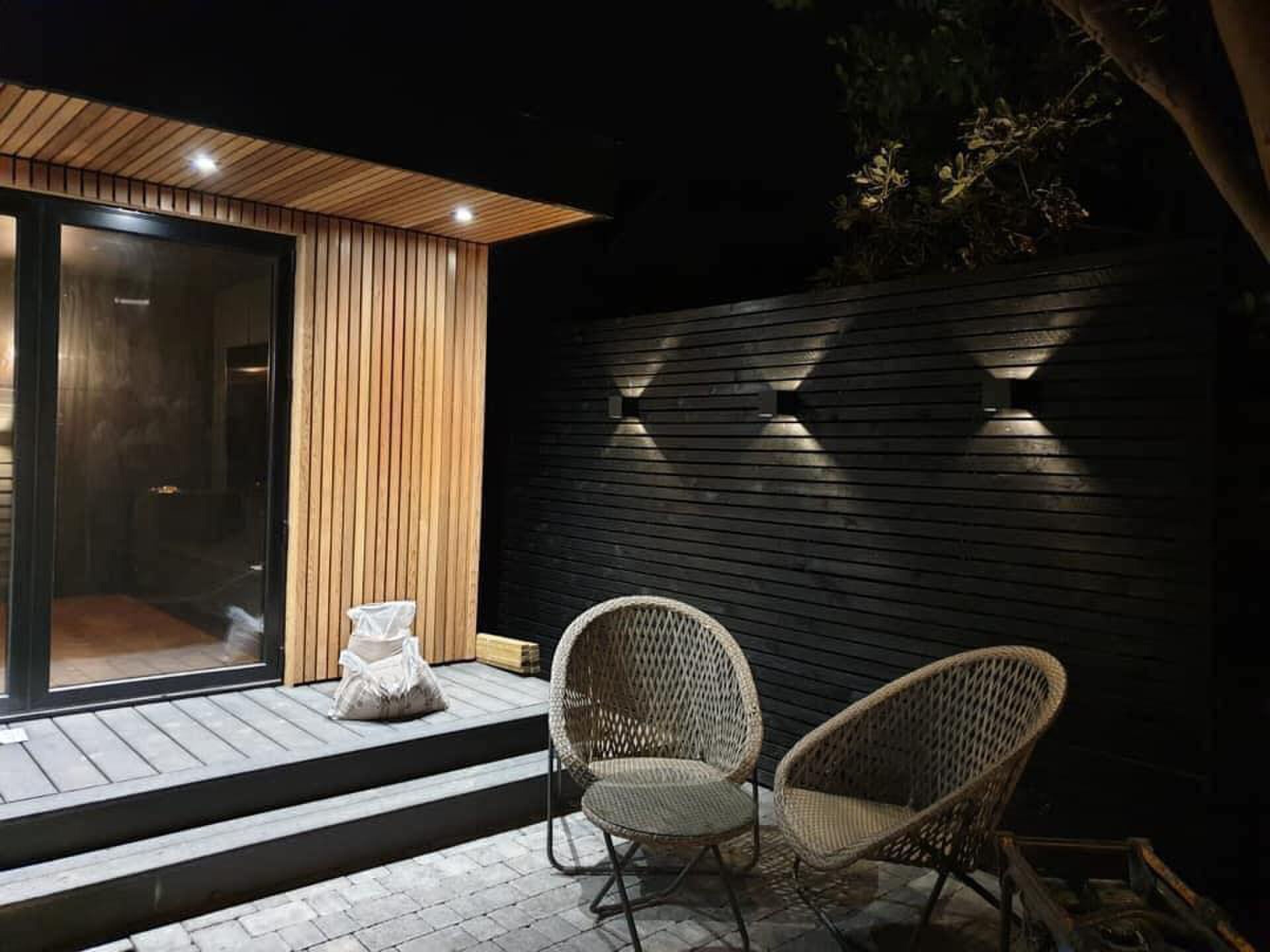 Man bouwt ultieme Game and Chill Mancave in de achtertuin