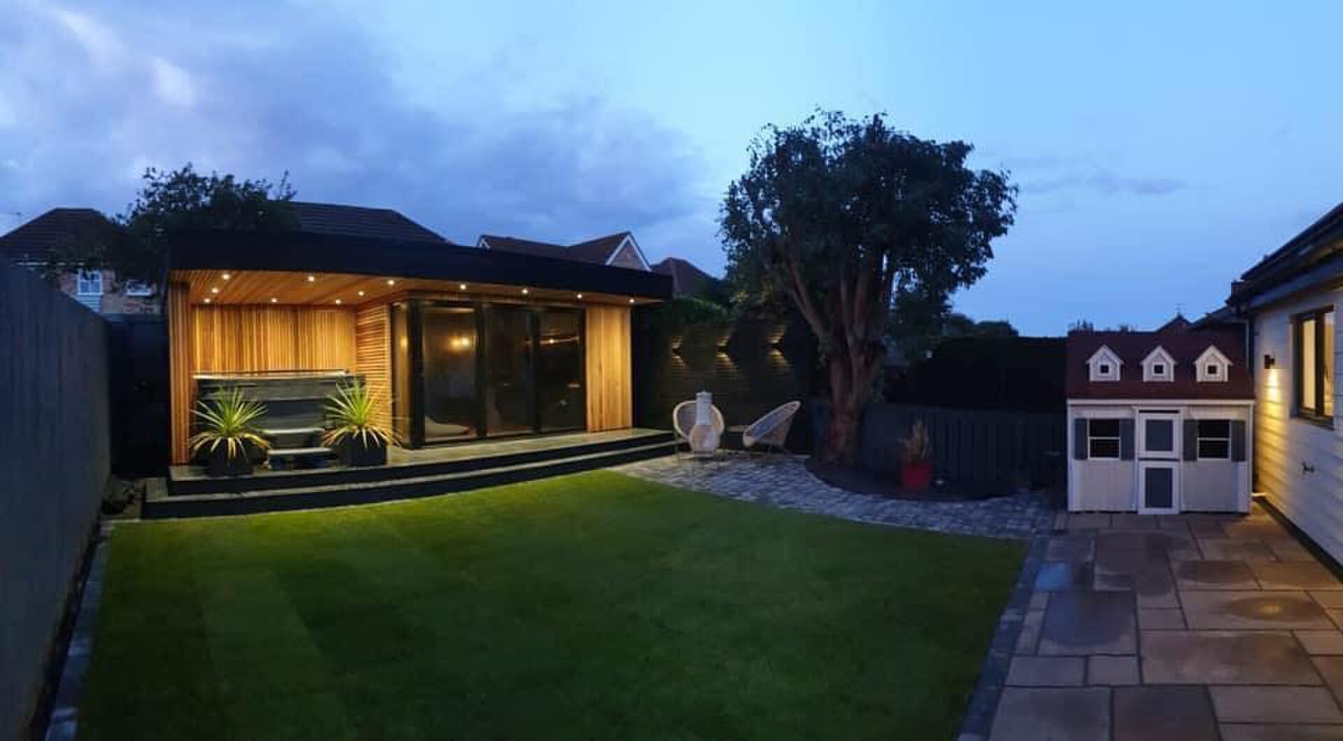 Man bouwt ultieme Game and Chill Mancave in de achtertuin