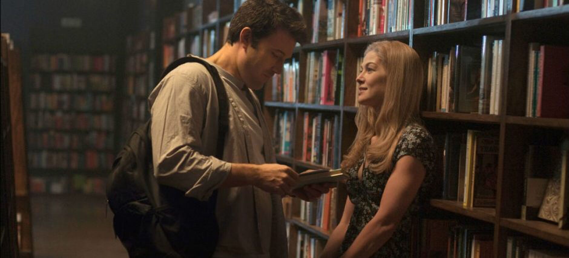 Wat kun je doen om indruk te maken op een vrouw? Iedere man kent deze situatie waarschijnlijk wel: je hebt een ontzettend mooie dame op het oog en je kunt al weken aan niks anders denken, dan aan haar. Je kunt in dit geval twee acties ondernemen. Stap je onmiddellijk op haar af en vertel je waar het opstaat of vind je dat toch net iets te riskant? In ieder geval weten we dat van stilzitten er niks gebeurd. Om de situatie iets gemakkelijker voor jou te maken geven wij jou 5 dingen die je kunt doen zodat jij indruk maakt op een vrouw. 1. Een goed gevoel voor humor is de key Een goed gevoel voor humor is nog steeds een aspect dat hoog zal staan op het lijstje van de gemiddelde vrouw. Nu is het natuurlijk niet de bedoeling dat je overkomt als een clown, maar met de juiste dosering aan humor zal je zeker in de smaak vallen. Op deze manier kun je snel het ijs breken tijdens bijvoorbeeld een eerste afspraakje en zal zij zich snel op haar gemak voelen bij jou. 2. Wees geen eikel en toon respect Wil je indruk maken op de vrouw van je dromen? Dan moet je jezelf vooral niet opstellen als een onbeleefde, narcistische eikel. Een vrouw die er klaar voor is en haar waarde kent, zal nooit genoegen nemen met een man die voortdurend haar gevoelens zou kwetsen of zich zou gedragen alsof hij boven alle anderen staat. Hoewel veel vrouwen vallen de voor de charme van een 'bad boy' op de korte termijn zal het op de lange termijn relatie echt niet meewerken. Vrouwen willen tot rust komen met mannen die lief, loyaal , respect tonen en emotioneel stabiel zijn. Vriendelijkheid en respect is voor de meeste vrouwen een must. Laat zien dat je van d'r houdt en geef zo nu en dan is een complimentje. 3. Wees assertief en neem initiatief Vrouwen houden van mannen met een toekomstplan. Je hoeft natuurlijk niet in detail je leven al te hebben uitgestippeld, maar enigszins kunnen dromen is voor de meeste vrouwen ontzettend belangrijk. Daarnaast is het tonen van een beetje initiatief ook niet onbelangrijk. Er is namelijk niks minder aantrekkelijk dan een man die zegt: "O, ik dacht dat jij al iets had bedacht. Ik dacht dat jij dat wilde." Mannen, wees niet nerveus en neem gewoon het initiatief. Om indruk te maken op een vrouw hoef je niet te verwachten dat een vrouw jou als eerste zal gaan berichten of bellen. Wil je dat er iets gebeurd, dan zal je moeten gaan ondernemen. 4. Sta zelfverzekerd in je schoenen Wil je dat een vrouw als een blok voor je valt? Dan is zelfvertrouwen de key. Mannen zonder zelfvertrouwen stralen iets angstigs uit en hebben constant geruststelling nodig. Een grote afknapper. Naast het feit dat een onzekere man niet zo aantrekkelijk overkomt kan het ook nog eens heel veel energie kosten. Door constant negatief te zijn en te praten over je tekortkomingen kan je de sfeer negatief beïnvloeden. Doe dit dus niet. 5. Toon interesse in haar Mannen, knoop nummer vijf goed in je oren. Om indruk te maken op een vrouw moet je moeite doen om te luisteren naar wat ze je te zeggen heeft. Wanneer dit belangrijke aspect mis, kan dit gaan zorgen voor een ongezonde relatie in de toekomst. Een man die ongeïnteresseerd overkomt, kan maar beter gelijk zijn spullen pakken. Vrouwen vinden het geweldig als een man vragen stelt en interesse toont in haar dagelijkse leven. Laat zien dat je oprecht geïnteresseerd bent in haar en niet alleen in wat ze te bieden heeft.