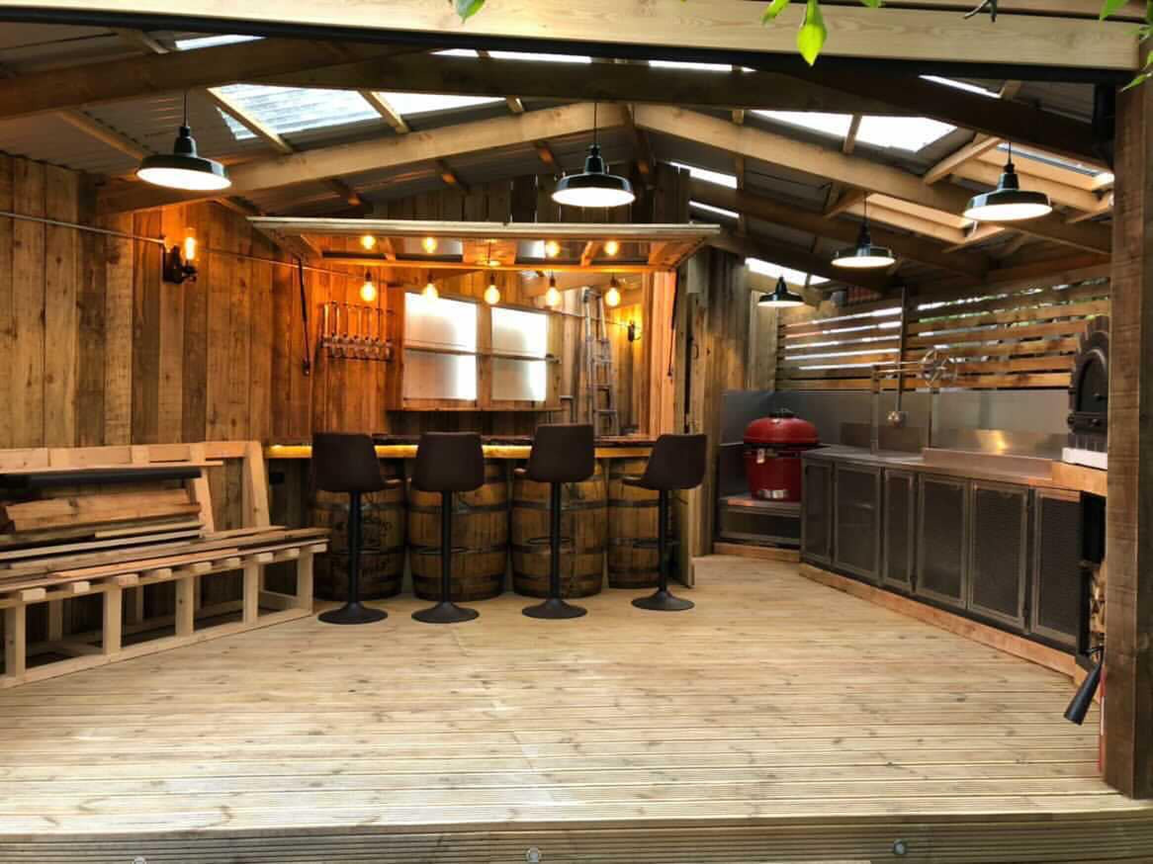 Man bouwt ‘Steak House’ met pizzaoven en bar in zijn achtertuin