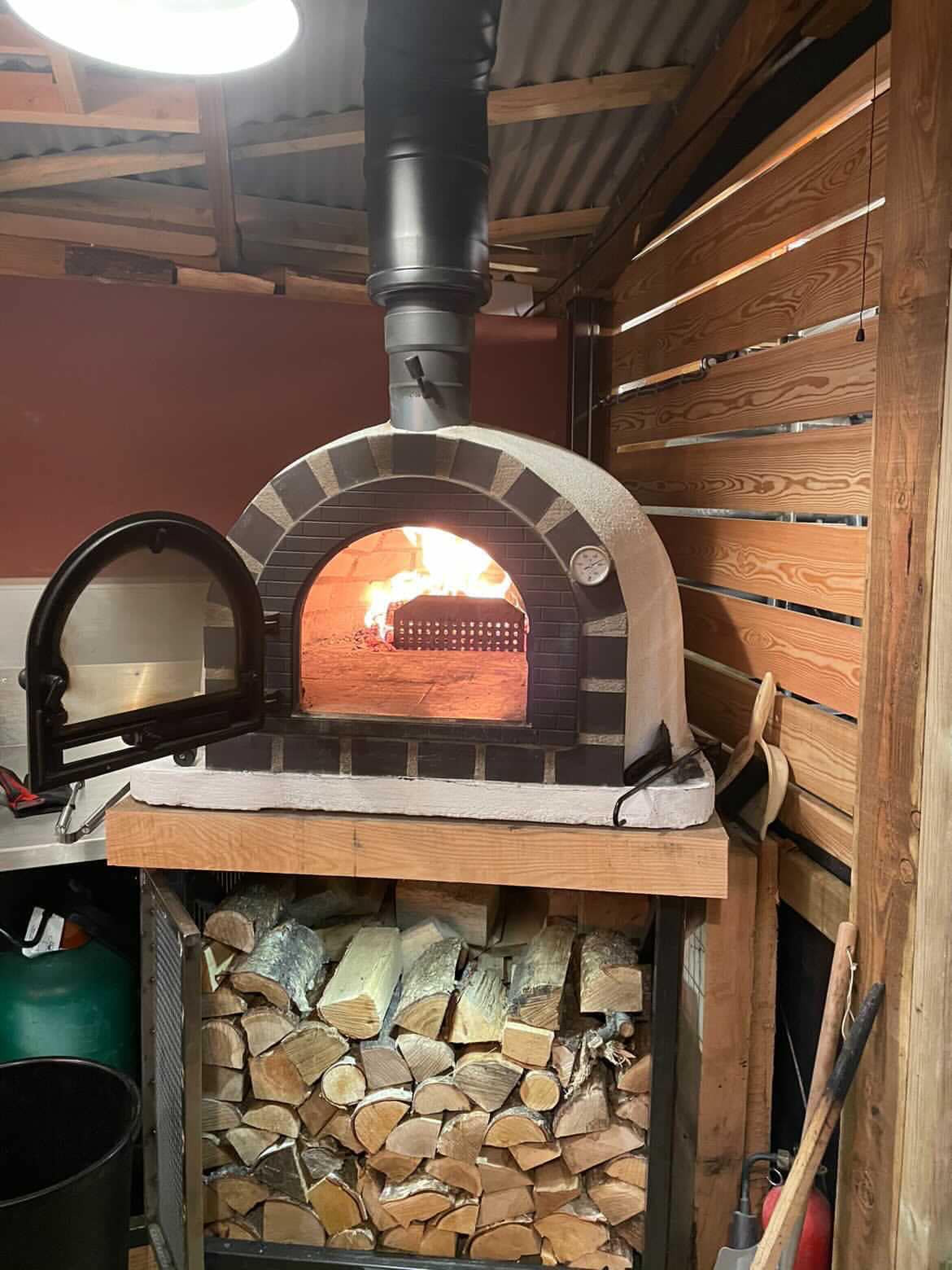 Man bouwt steak house met pizzaoven en bar in zijn achtertuin