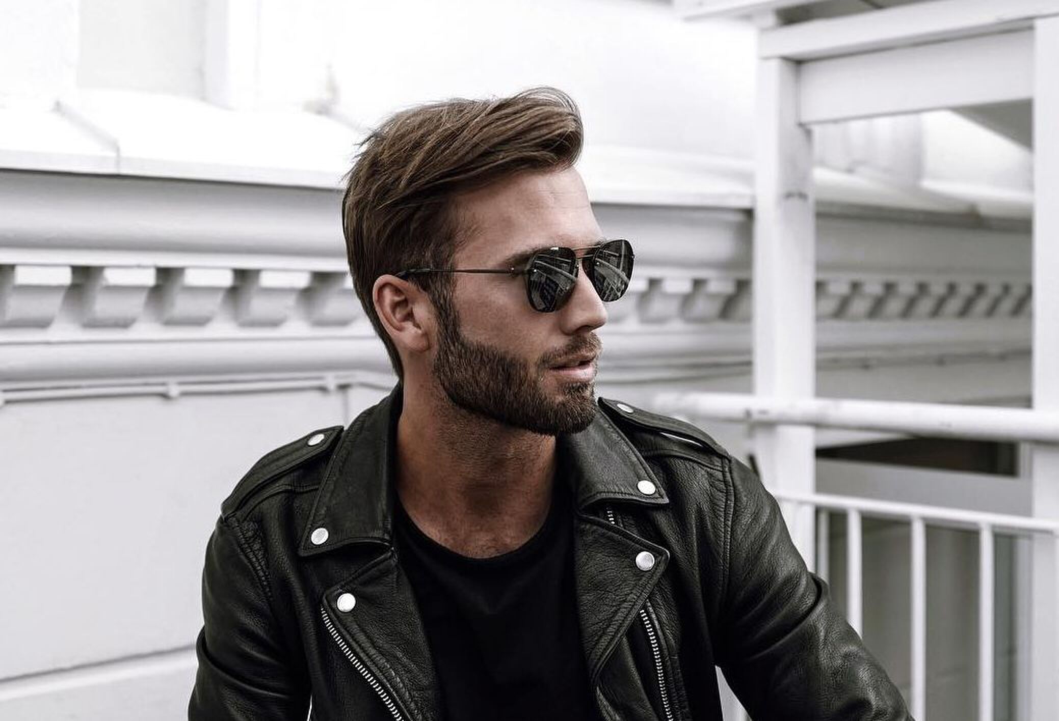 4. De zonnebril met spiegelglazen De zonnebril met spiegelazen, behoort absoluut tot de heren zonnebrillen trends van 2021. De lens met spiegelcoating werkt als een eenrichtingsspiegel, waardoor jij wel naar buiten kan kijken, maar de mensen niet jouw ogen kunnen zien. Naast de stoere en stijlvolle look, ben je verzekerd het strand te trotseren met dit model. Ook de zonnebril met spiegelglazen heb je in veel verschillende stijlen, kleuren en maten. Surf wat over het internet en bezoek jouw favoriete webshop, om jouw perfecte zonnebril te scoren voor dit voorjaar.