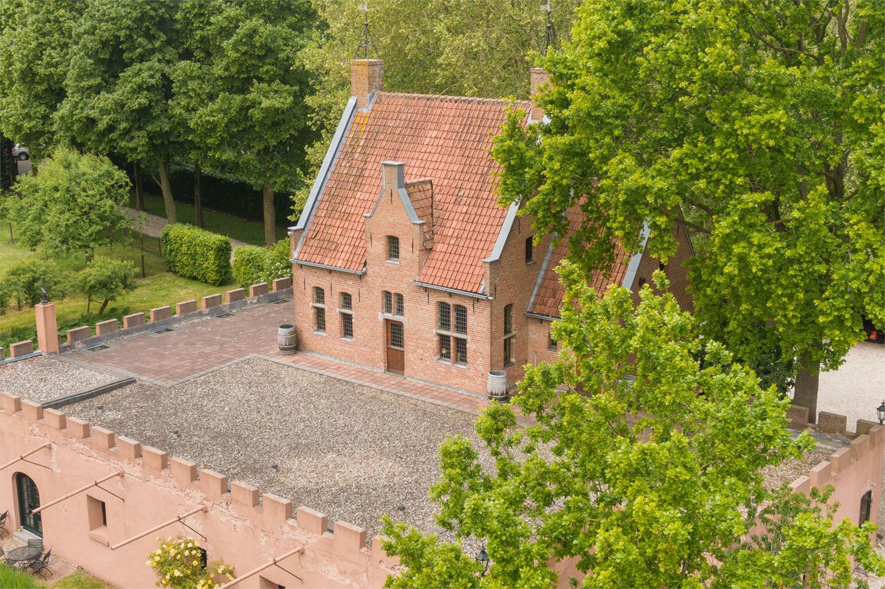 Dit middeleeuwse kasteel staat te koop op Funda