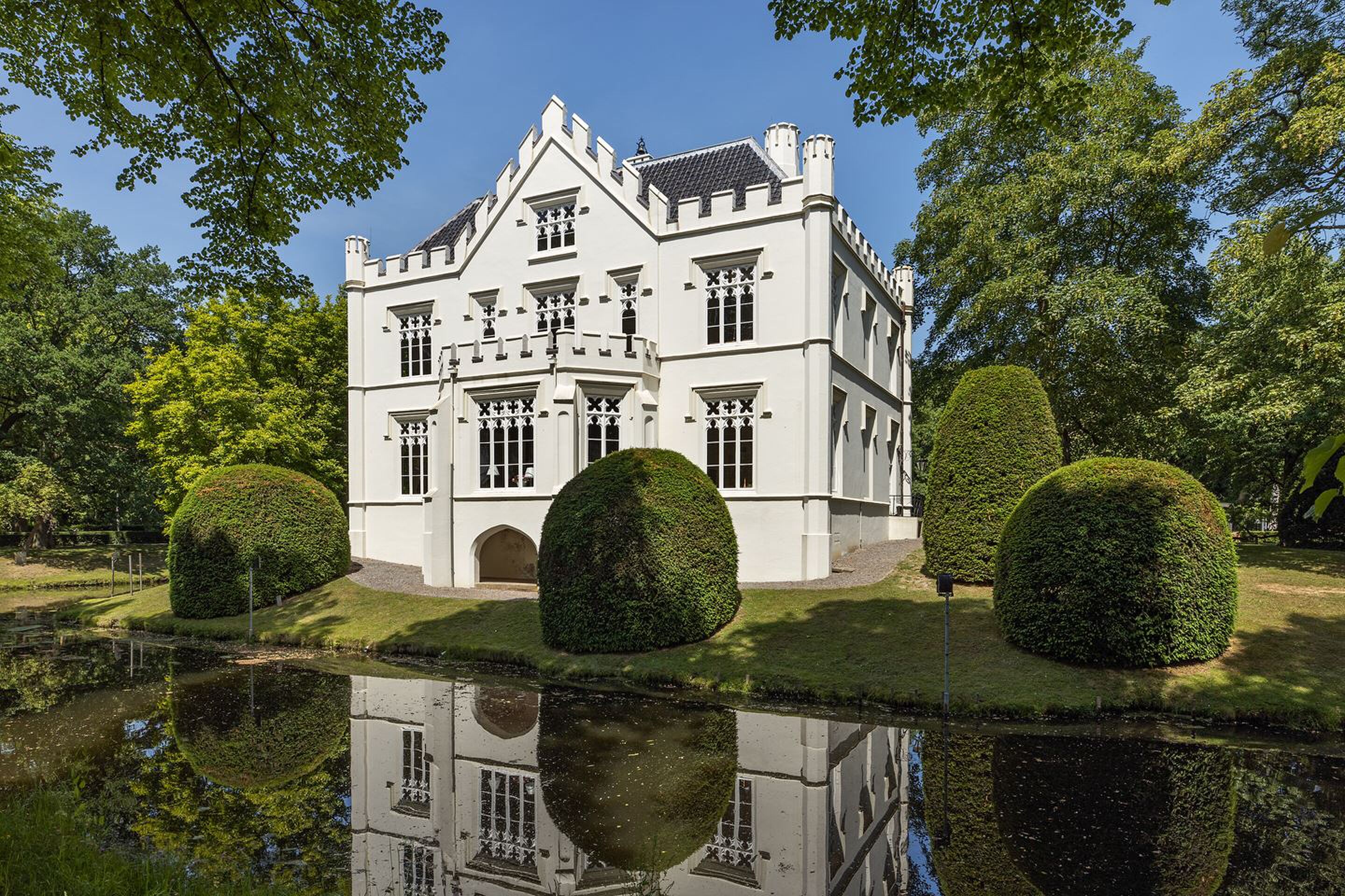 Dit unieke Nederlandse kasteel staat te koop op Funda