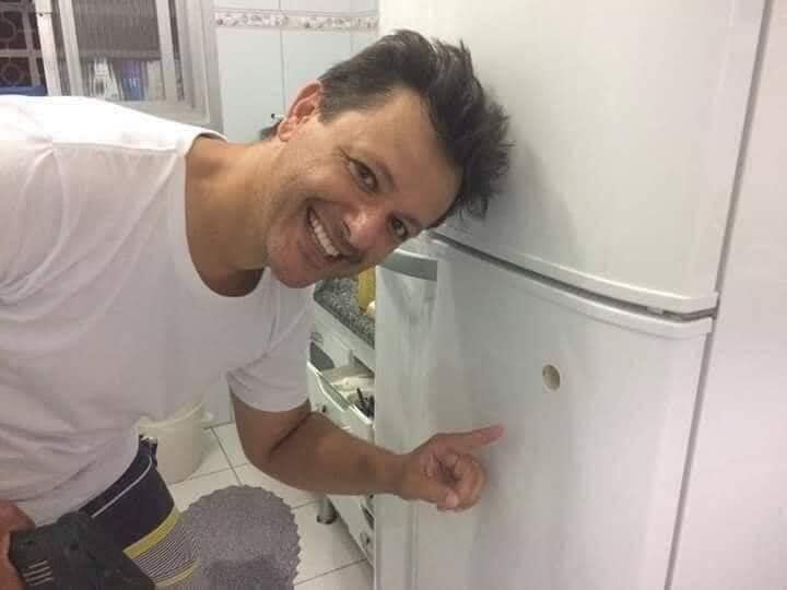 Geniale man maakt een ingebouwde biertap in zijn koelkast
