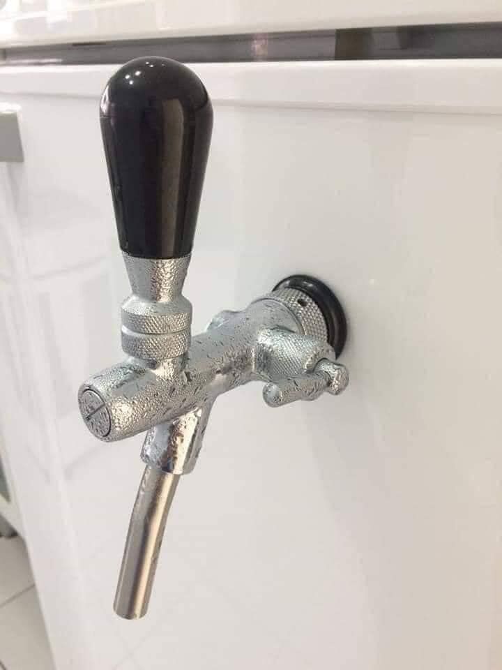 Geniale man maakt een ingebouwde biertap in zijn koelkast1