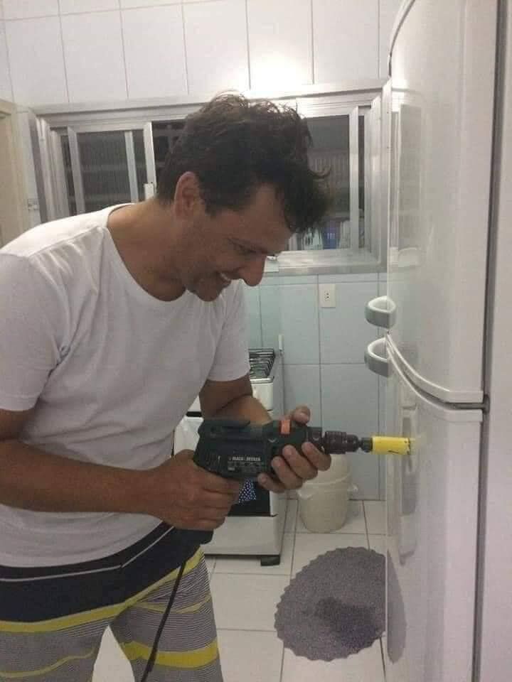Geniale man maakt een ingebouwde biertap in zijn koelkast