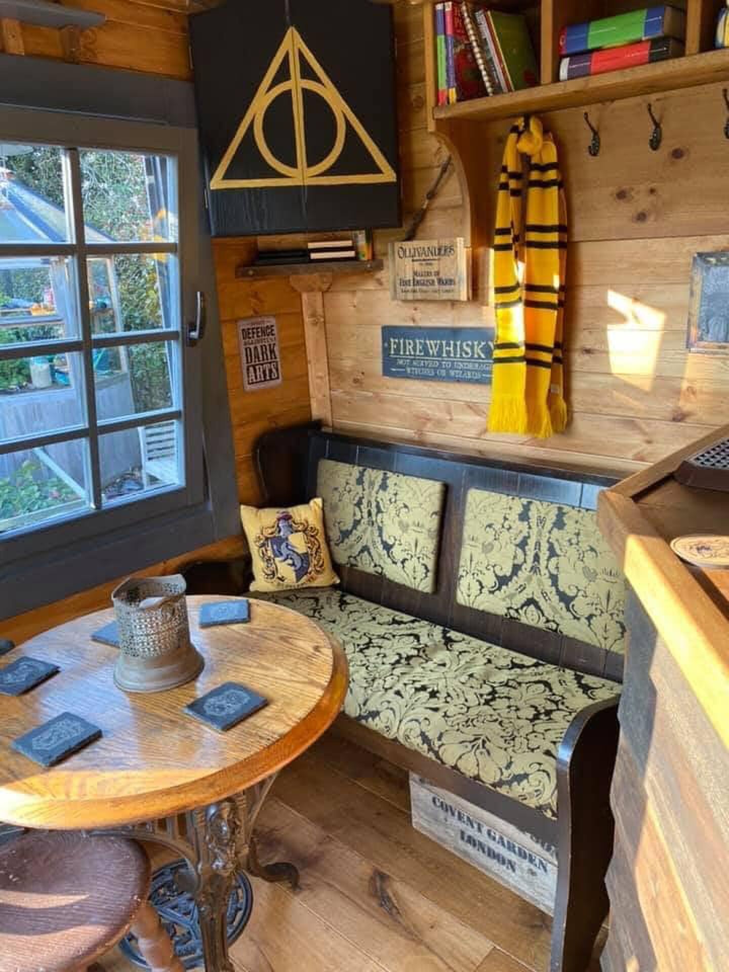 Man bouwt Harry Potter-kroeg in zijn eigen achtertuin