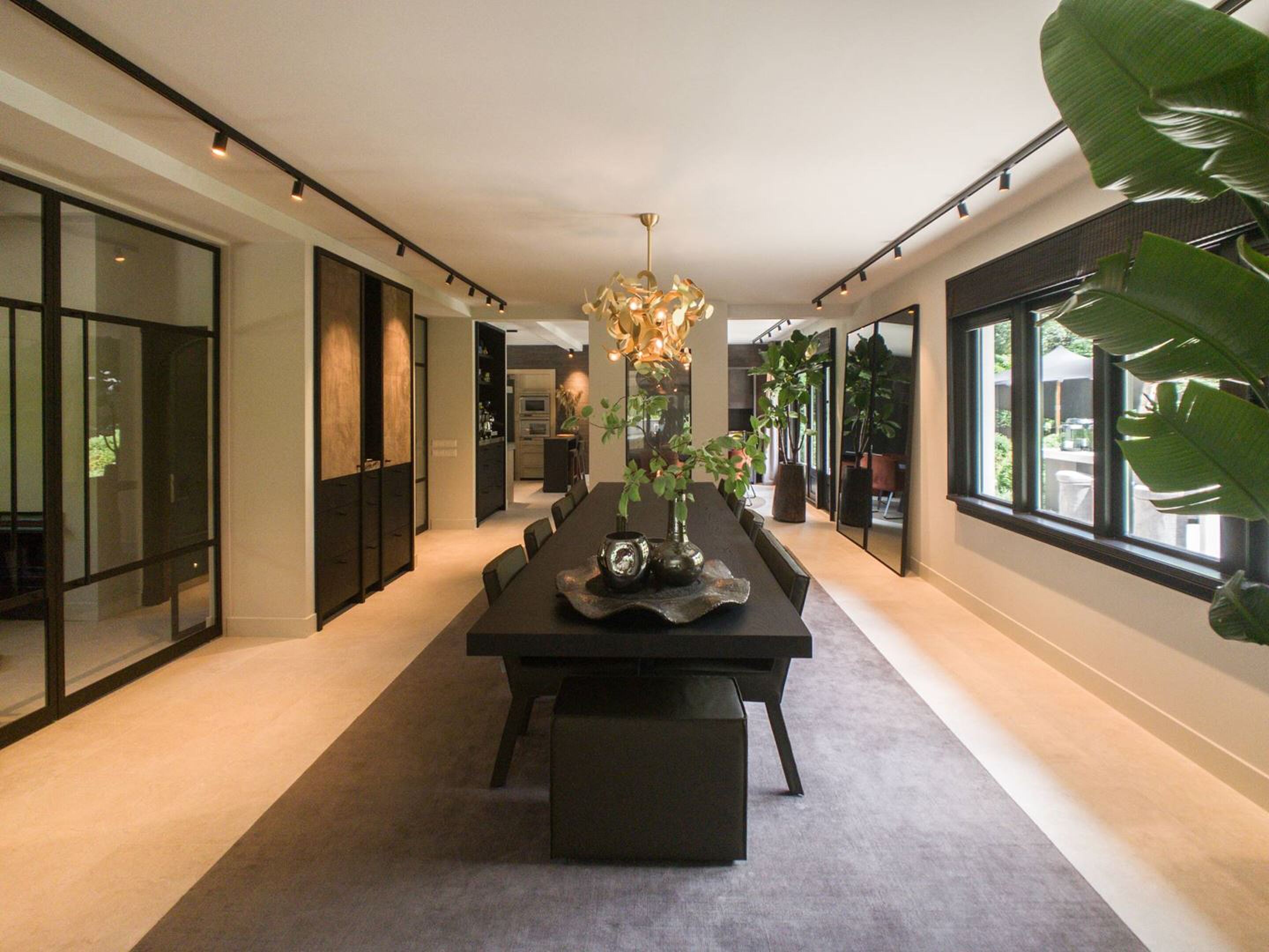 Ultieme Funda droom: ultra luxe villa mét Gentlemen's room, wijnkelder én voetbalveld