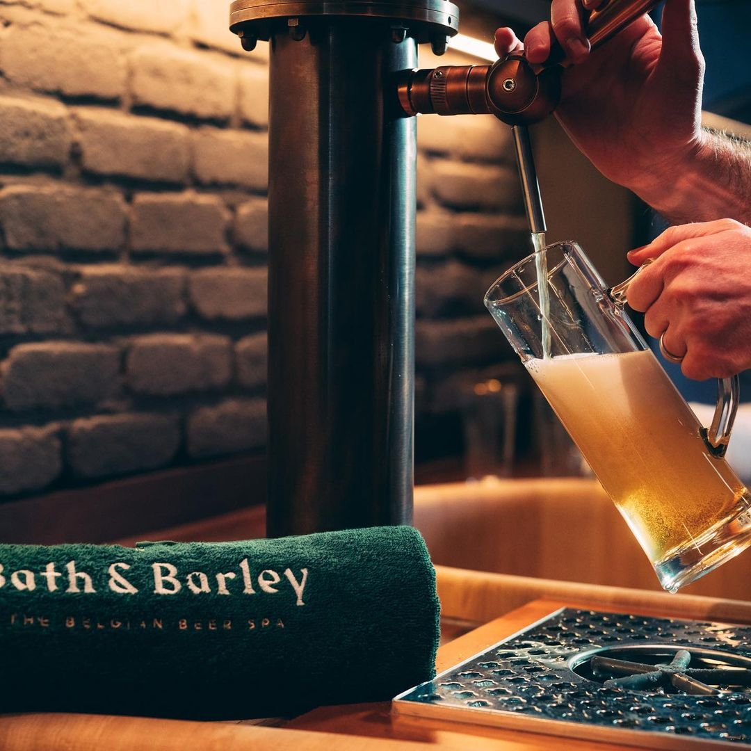 Bier- en badliefhebbers opgelet. Wil jij een dagje helemaal tot rust komen en je laten verwennen in een wellness, onder het genot van een heerlijk biertje? Bath & Barley opent binnenkort weer zijn deuren en bezorgd jou een uniek dagje weg. Trek na deze vreemde tijden de grens over naar ons Belgische buurland en laat jezelf helemaal in de watten leggen.