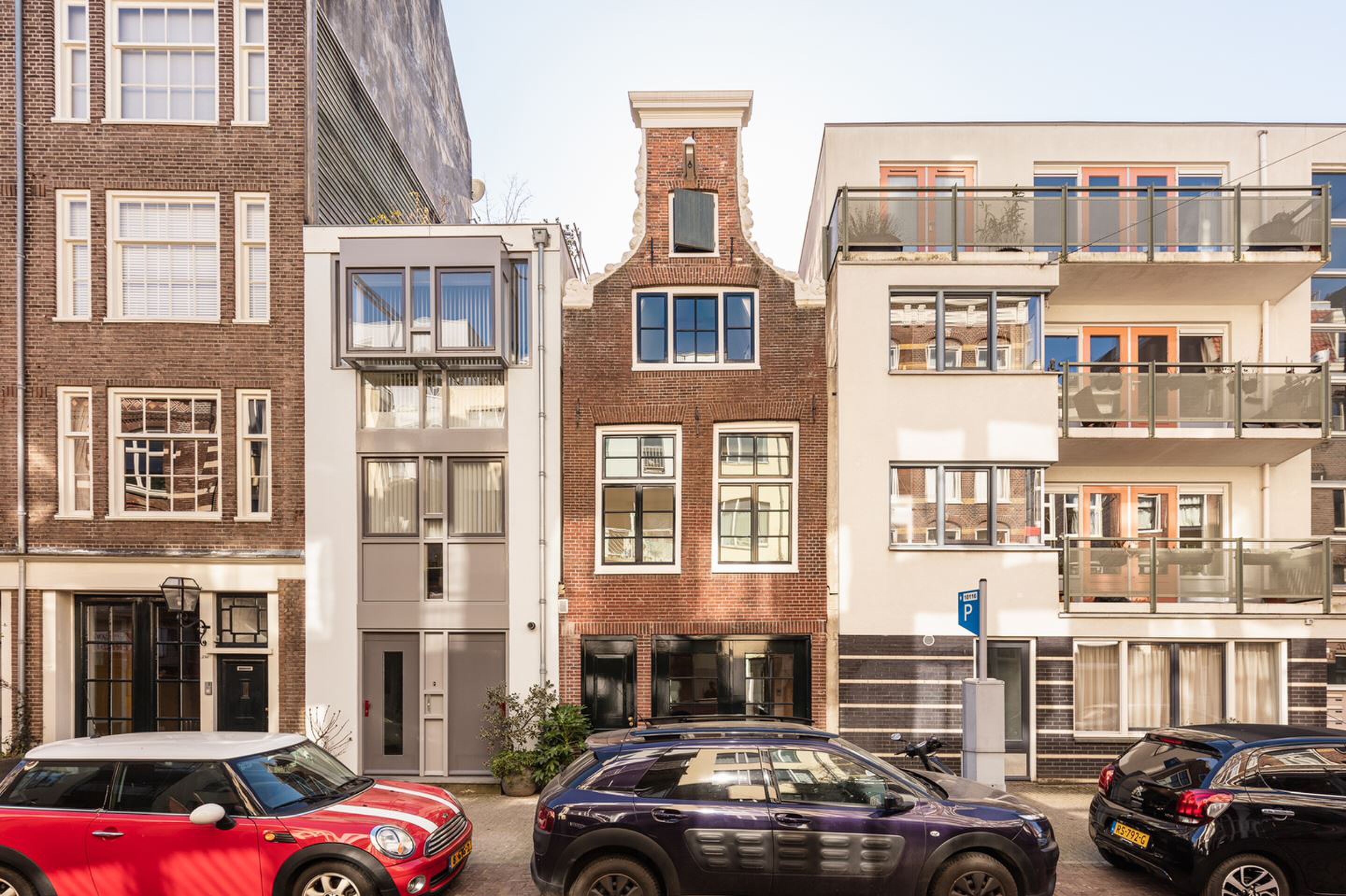 Deze karakteristieke miljoenenwoning staat te koop op Funda Wonen onder de dakpannen samen met je beste maten, in de bruisende en altijd sfeervolle stad Amsterdam. Klinkt als een fantastisch plan, toch? Op Funda verscheen onlangs een pareltje van een woning, dat onze aandacht meteen naar zich toe wist te trekken. Hoe dit prachtige pand aan de Kerkstraat in Amsterdam aan de buitenkant zich van de historische aspecten kenmerkt, wordt je bij binnenkomst meteen tentoongesteld aan de unieke details. Hoe deze ruimte op het moment nog dient als fitnesskamer, zou je deze helemaal naar smaak kunnen realiseren. Loop je verder de gang door, dan kom je uit in de fraaie huiskamer met prachtige lichtinval. Aan de huiskamer grenst nog een andere televisie kamer, die met zijn open plafond zorgt voor een ruimtelijke sfeer.   Een fraai dakterras met uitzicht De tot in details ontworpen woonkamer beschikt over een een luxe keuken voorzien van ingebouwde apparatuur. De achterpui, leidt je binnen no-time naar het terras, waar je zomers heerlijk kunt relaxen op het gezellige zitgedeelte. Loop je de trap naar boven, dan passeer je de eerste verdieping. Deze verdieping beschikt over een gemoderniseerde badkamer, twee slaapkamers, waarvan één is voorzien van een twee deuren die je brengen naar het terras.  Op de tweede verdieping bevindt zich twee andere slaapkamers, die je eventueel zou kunnen realiseren als logeerkamer, fitnessruimte of chill kamer. Ook deze verdieping is voorzien van een mooie badkamer en aan de achterzijde een dakterras, waar jij 's avonds onder het genot van een heerlijke wijn, kunt genieten van de ondergaande zon. Ben jij helemaal verliefd op deze prachtige Amsterdamse miljoenenwoning en zie jij jezelf samen met je gezin of beste vrienden, onder de dakpannen van dit unieke pand wonen? Neem dan voor meer details een kijkje op Funda of droom nog even weg met de afbeeldingen hieronder. 