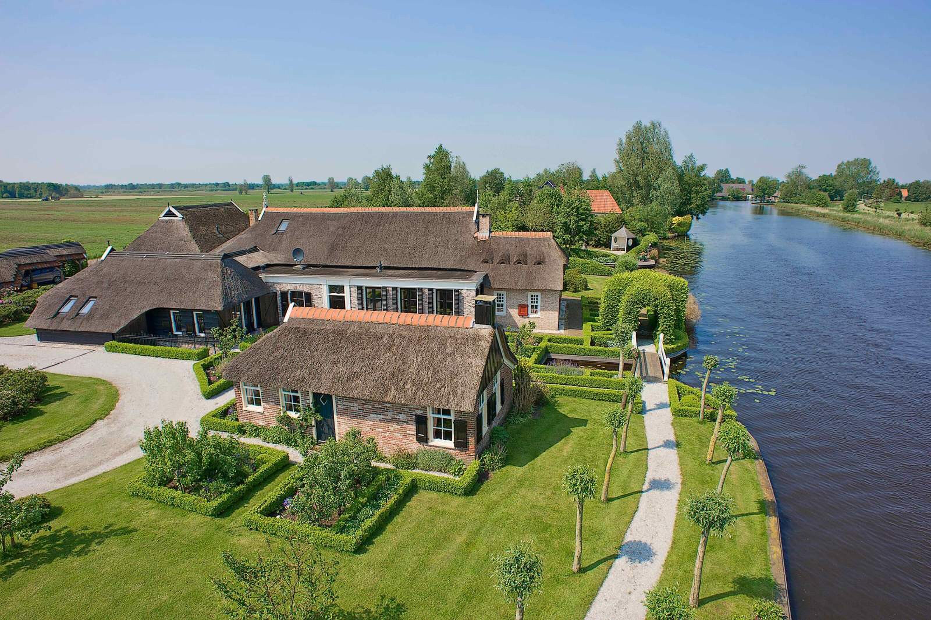 woonboerderij aan het water