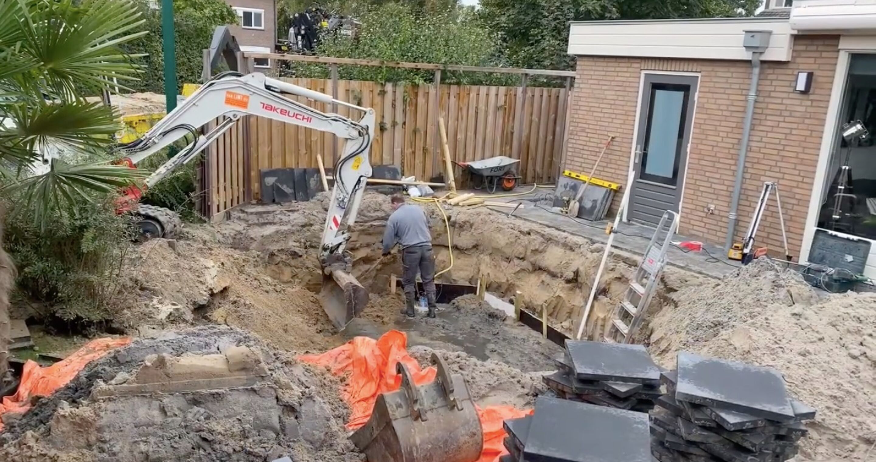 zelfgebouwd zwembad in tuin