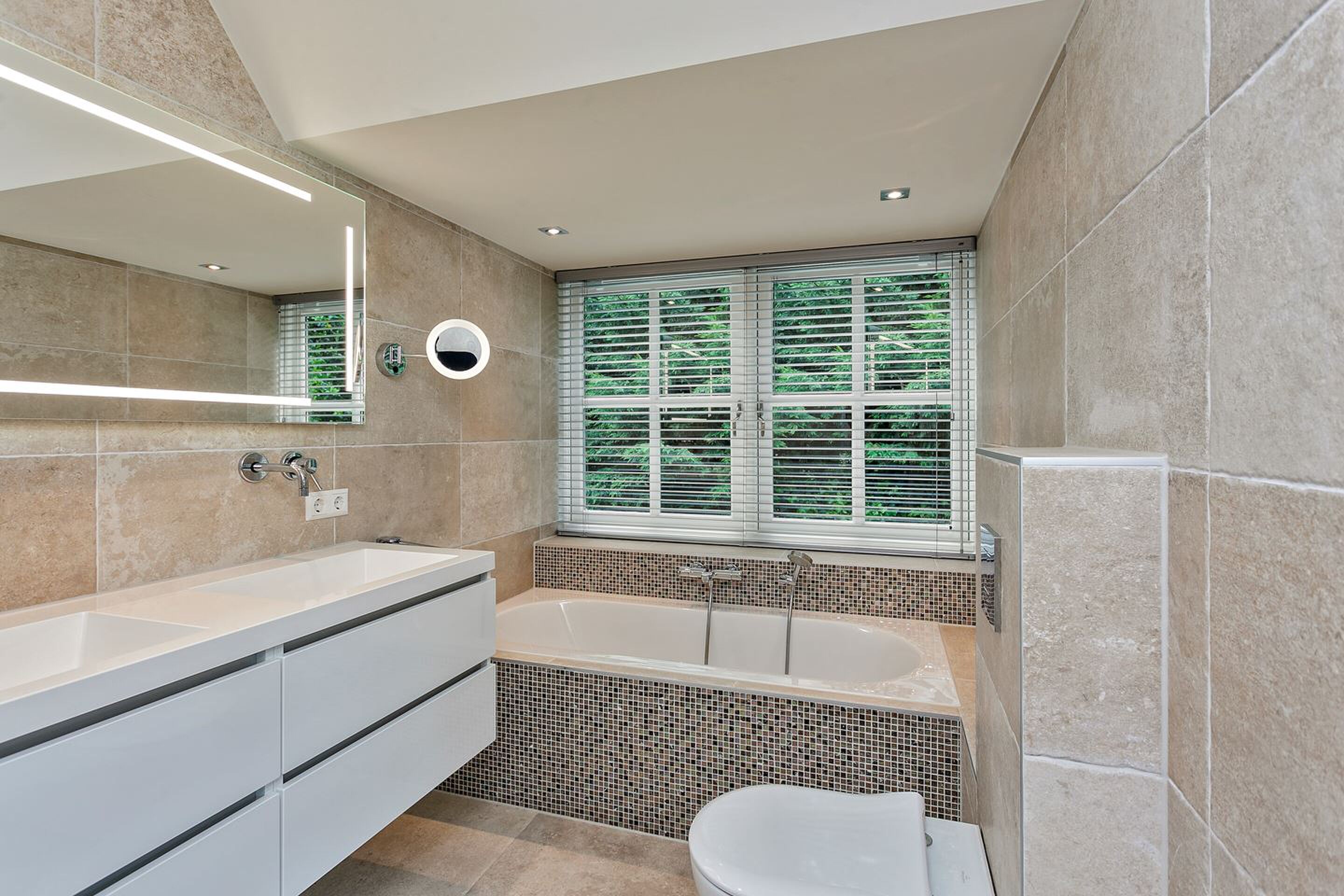 De ex-vrouw van Dirk Kuijt koopt een enorme villa in Noordwijk