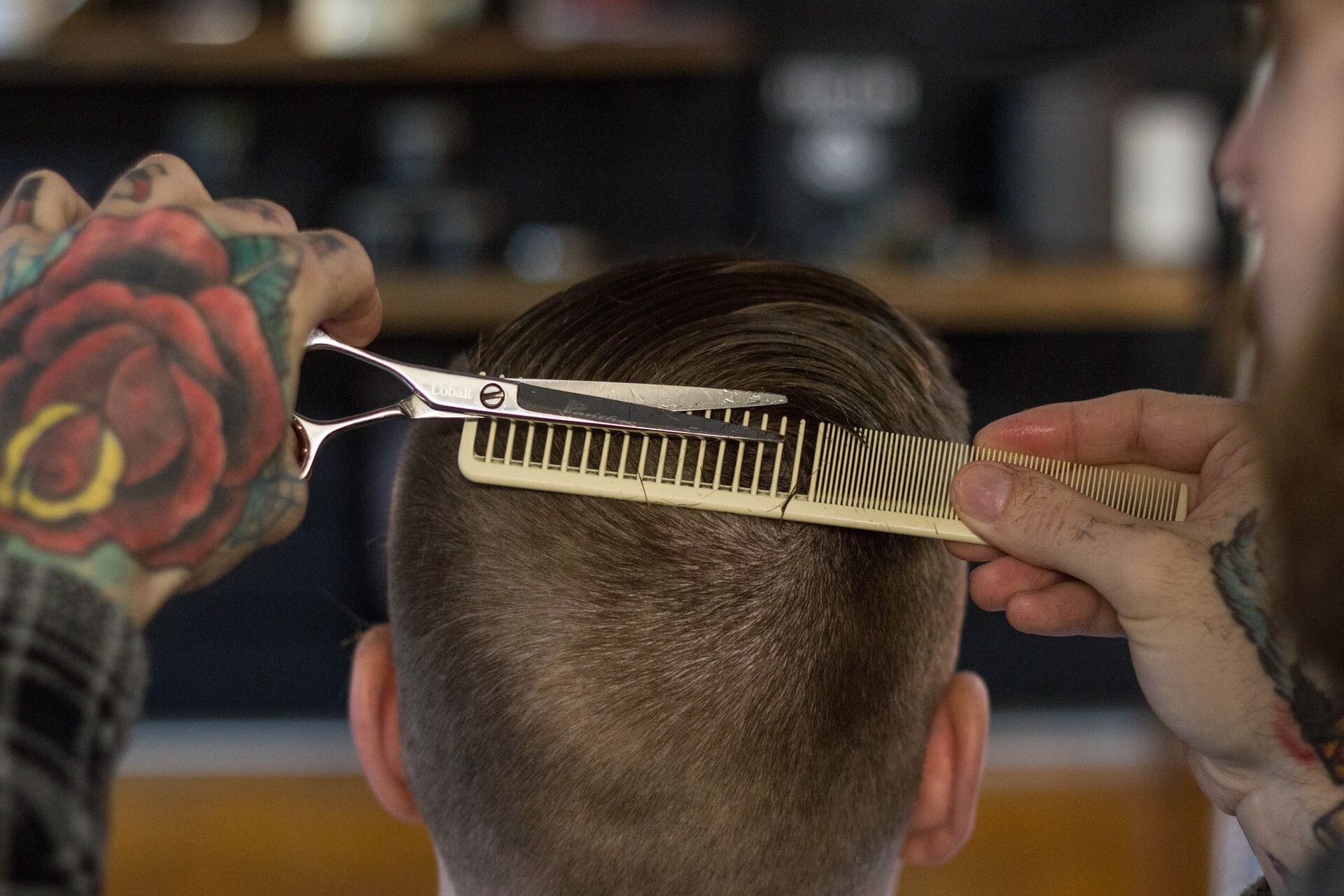 Haar slecht of te kort geknipt bij kapper man